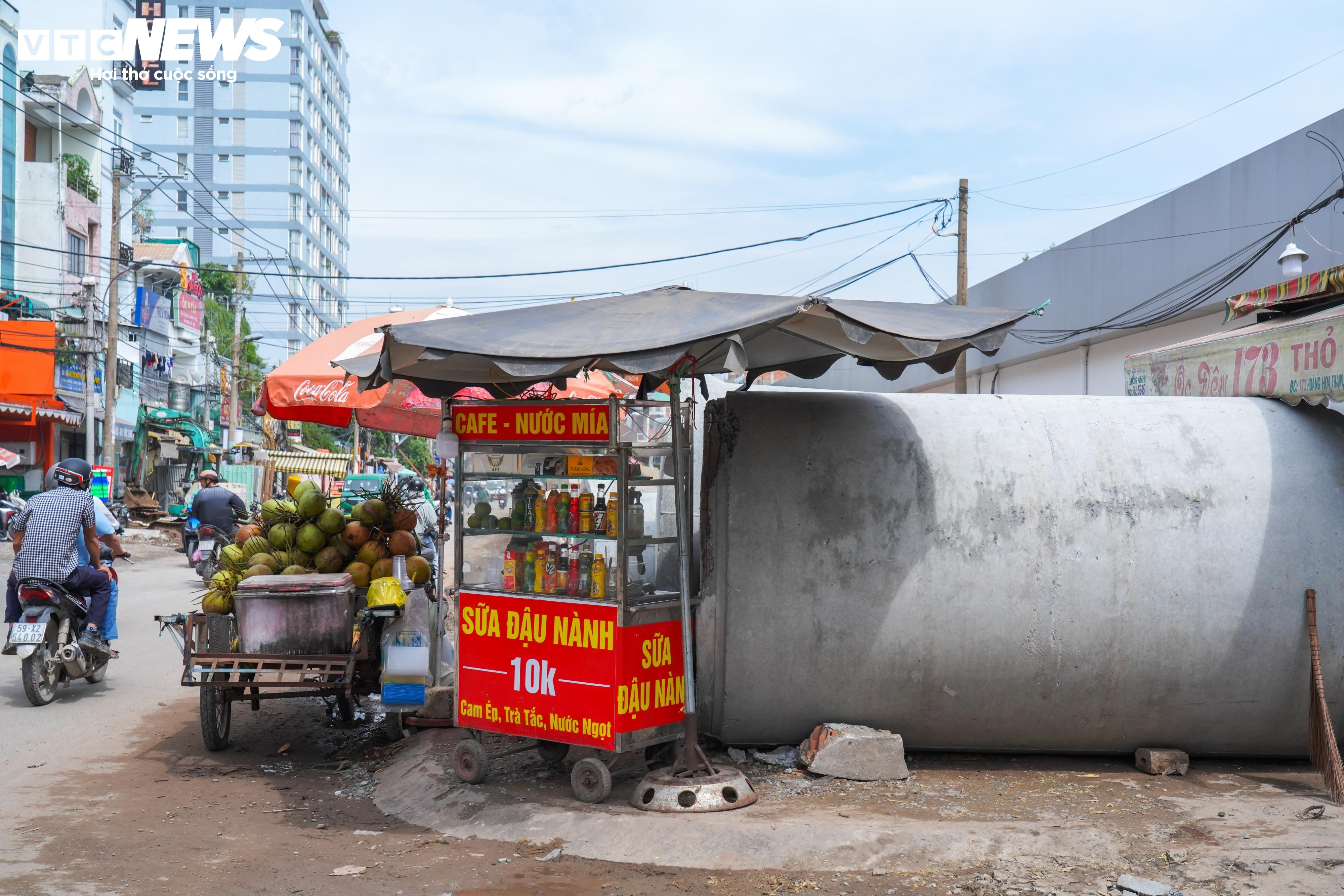 Sắp hết hạn thi công, dự án đường nối vào sân bay Tân Sơn Nhất vẫn ngổn ngang - 13