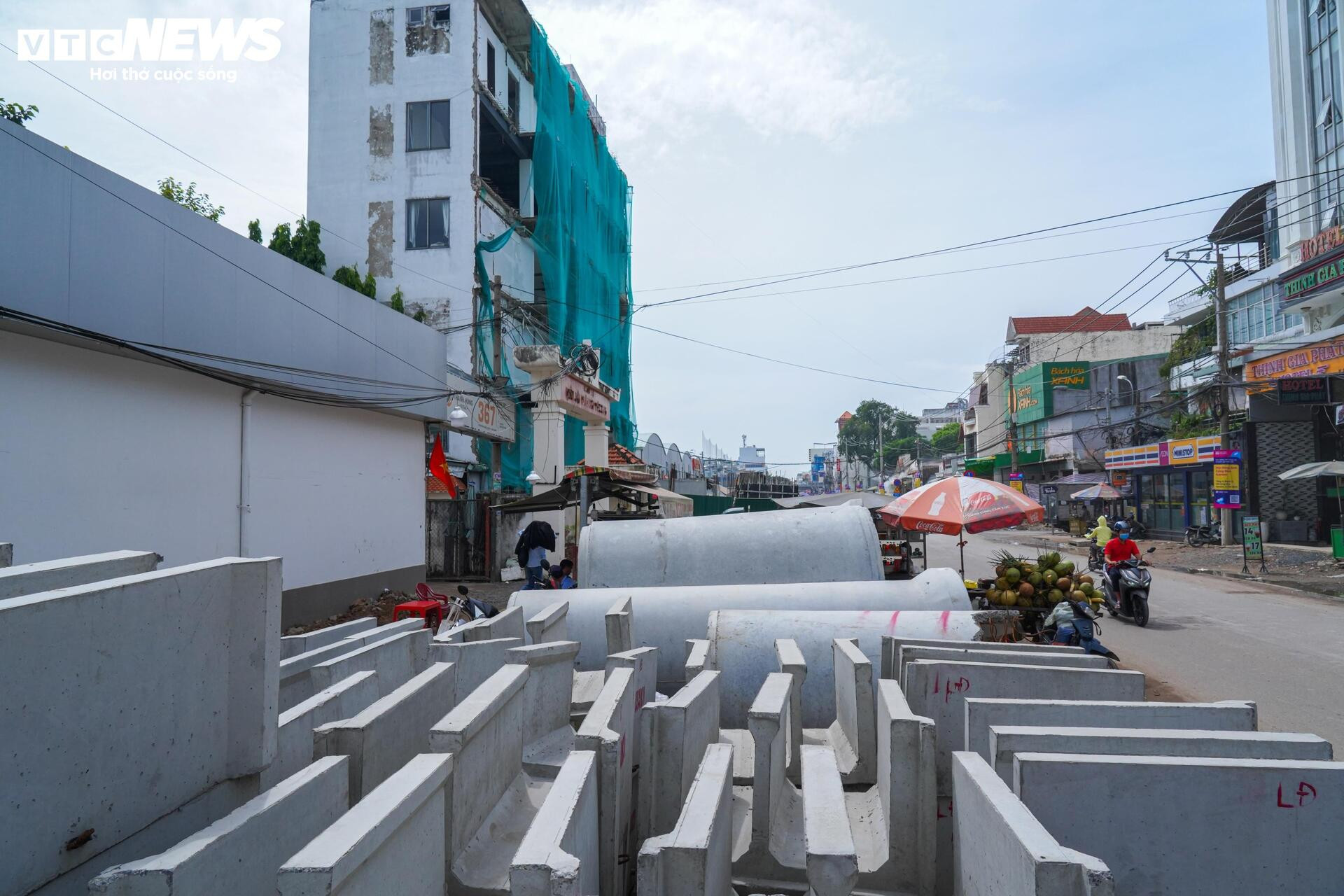 Sắp hết hạn thi công, dự án đường nối vào sân bay Tân Sơn Nhất vẫn ngổn ngang - 14