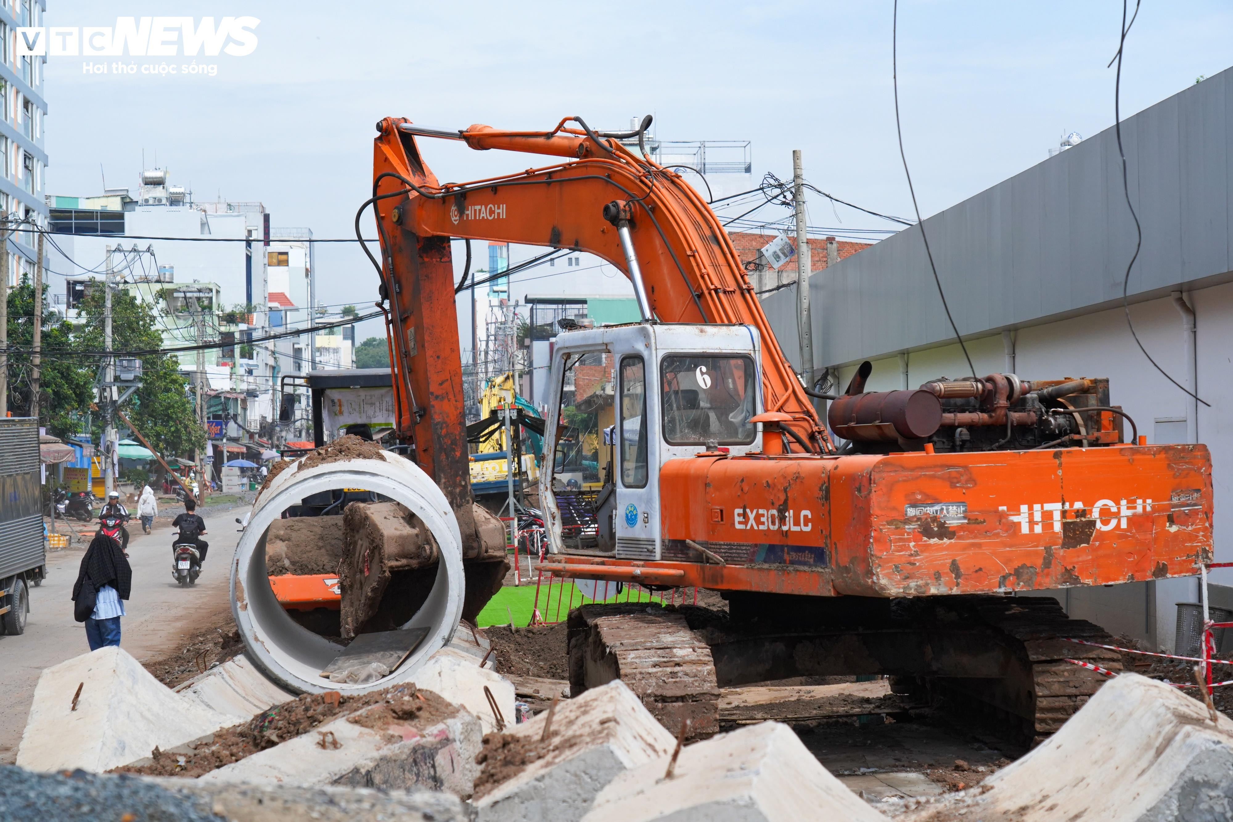 Sắp hết hạn thi công, dự án đường nối vào sân bay Tân Sơn Nhất vẫn ngổn ngang - 11