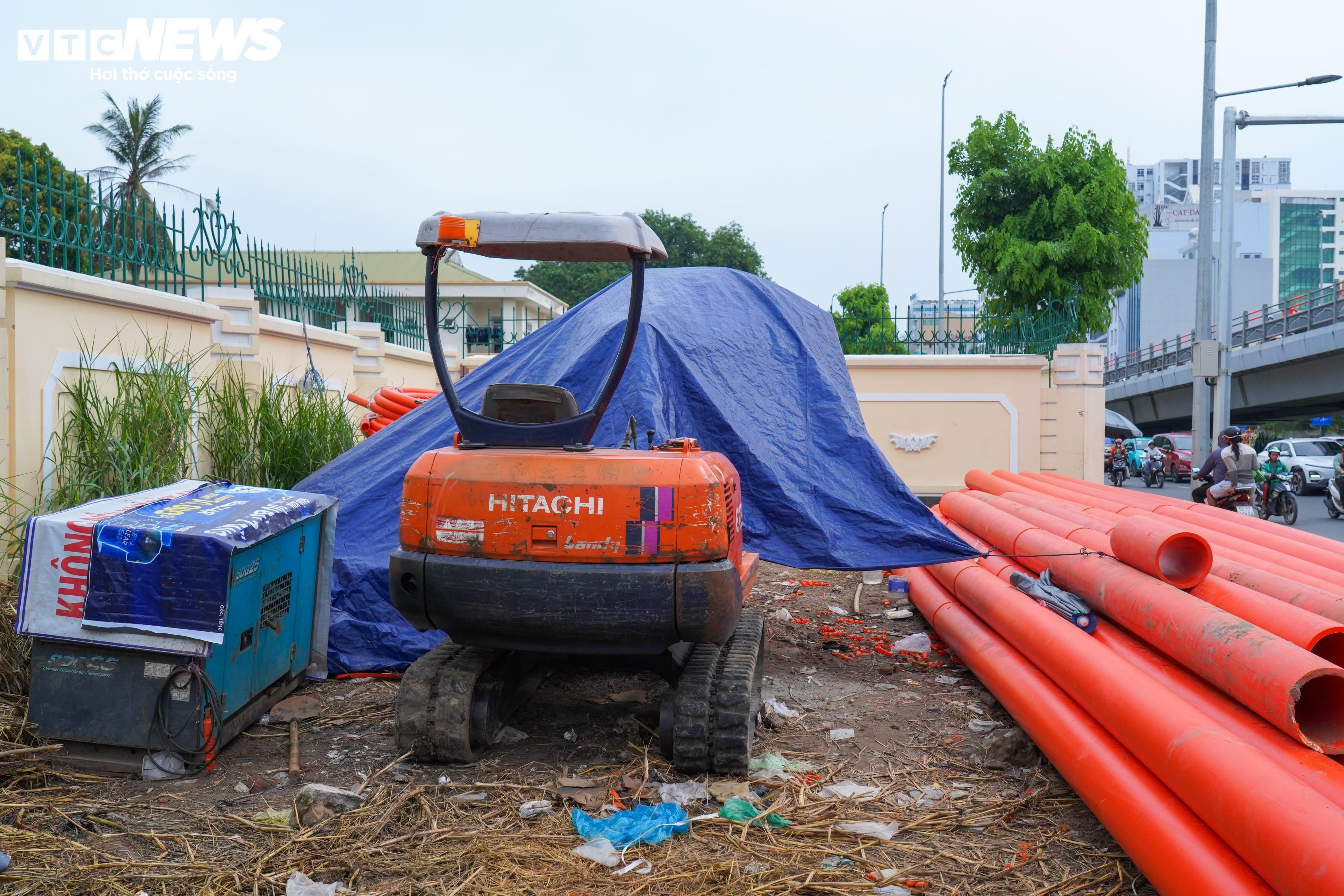 Sắp hết hạn thi công, dự án đường nối vào sân bay Tân Sơn Nhất vẫn ngổn ngang - 9