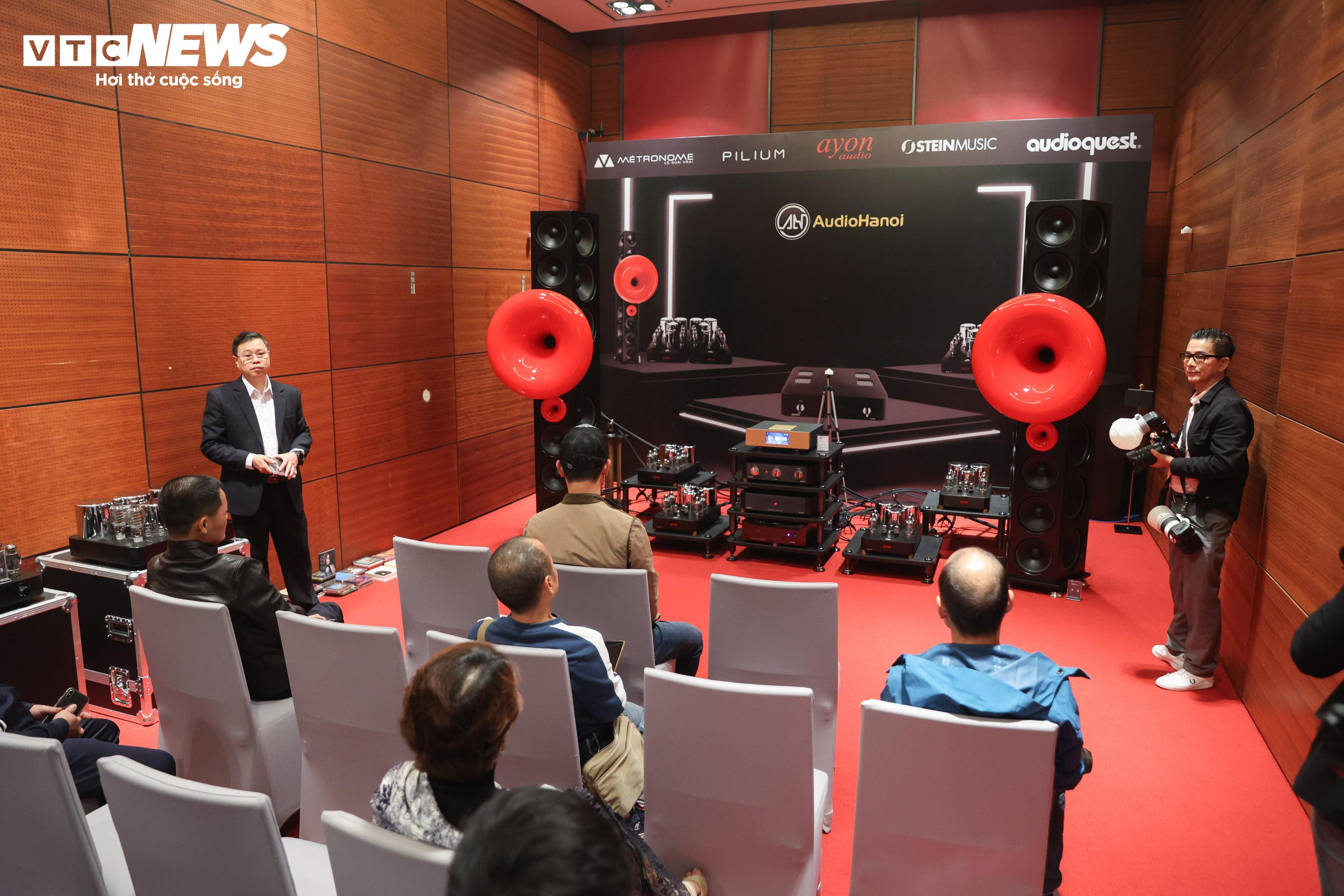 Người Hà Nội trải nghiệm hệ thống nghe nhìn giá tiền tỷ - 1