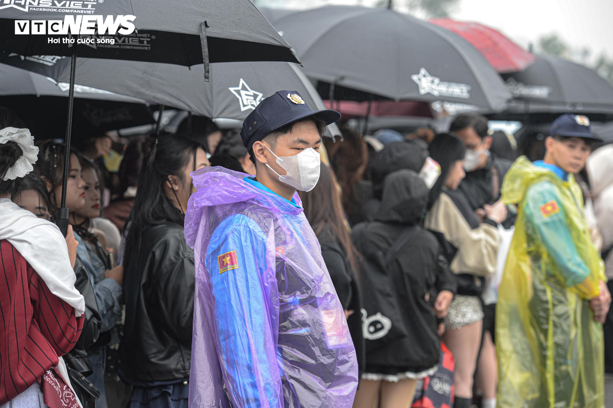 Vượt 70km, đội mưa xếp hàng từ 4h để xem Concert 3 'Anh trai say hi' - 12