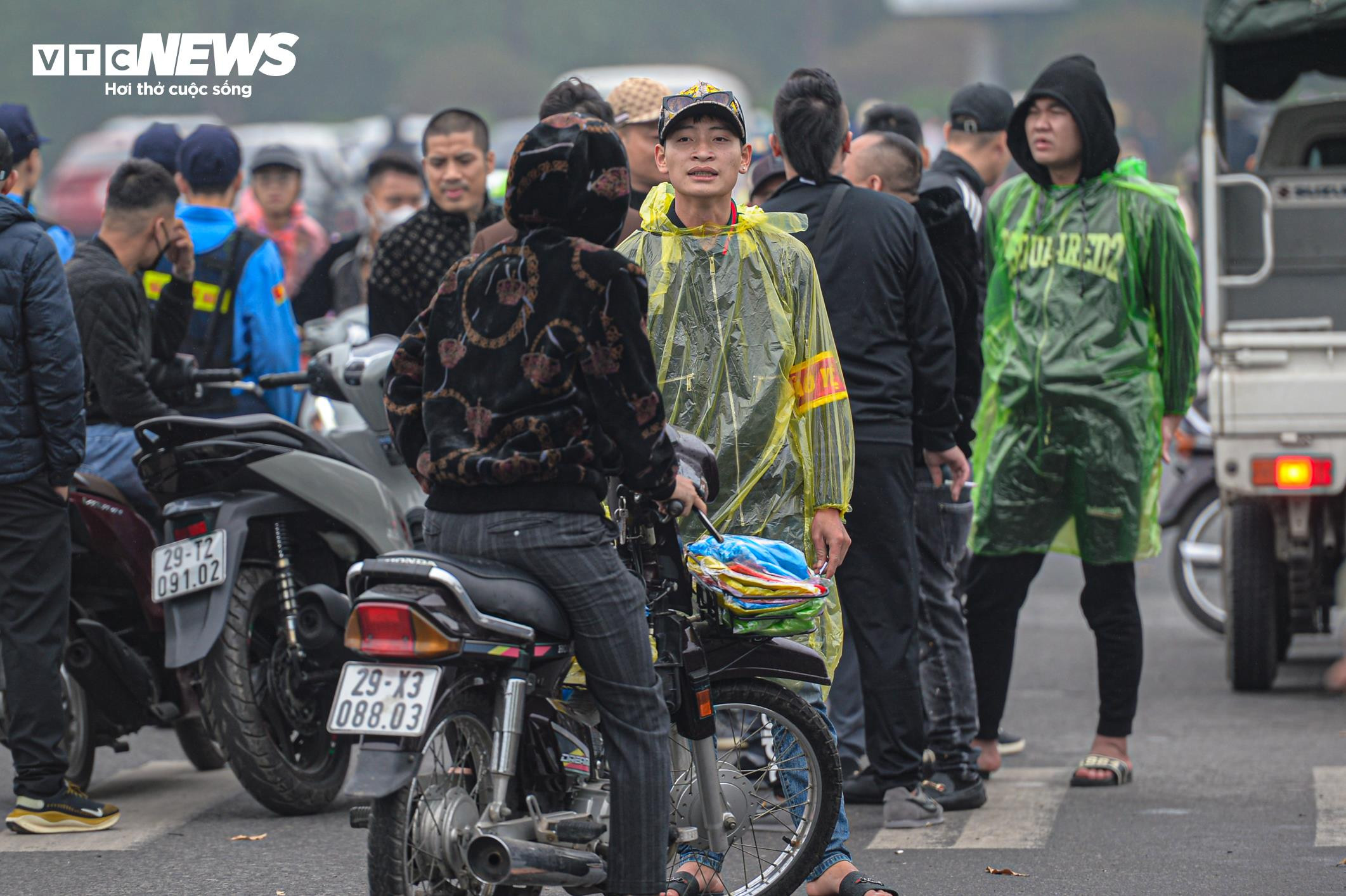 Vượt 70km, đội mưa xếp hàng từ 4h để xem Concert 3 'Anh trai say hi' - 16