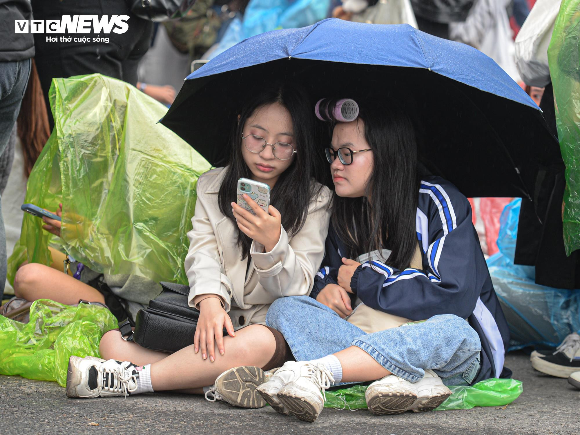 Vượt 70km, đội mưa xếp hàng từ 4h để xem Concert 3 'Anh trai say hi' - 9