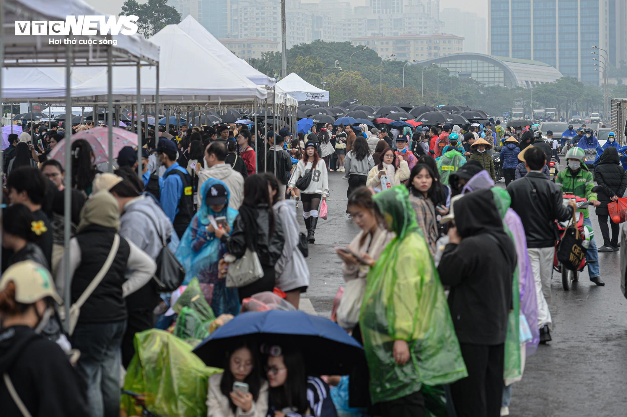 Vượt 70km, đội mưa xếp hàng từ 4h để xem Concert 3 'Anh trai say hi' - 1