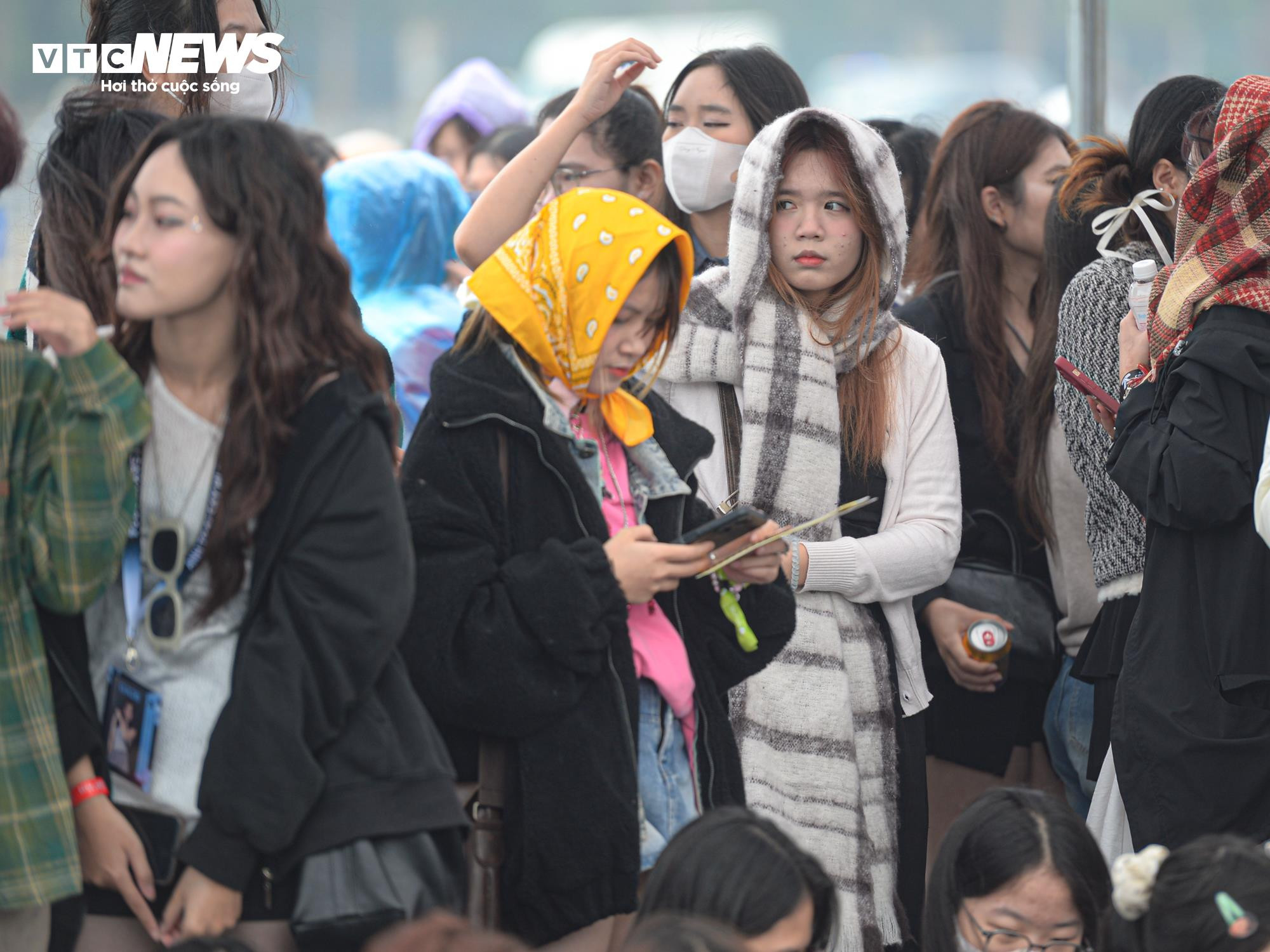 Vượt 70km, đội mưa xếp hàng từ 4h để xem Concert 3 'Anh trai say hi' - 13