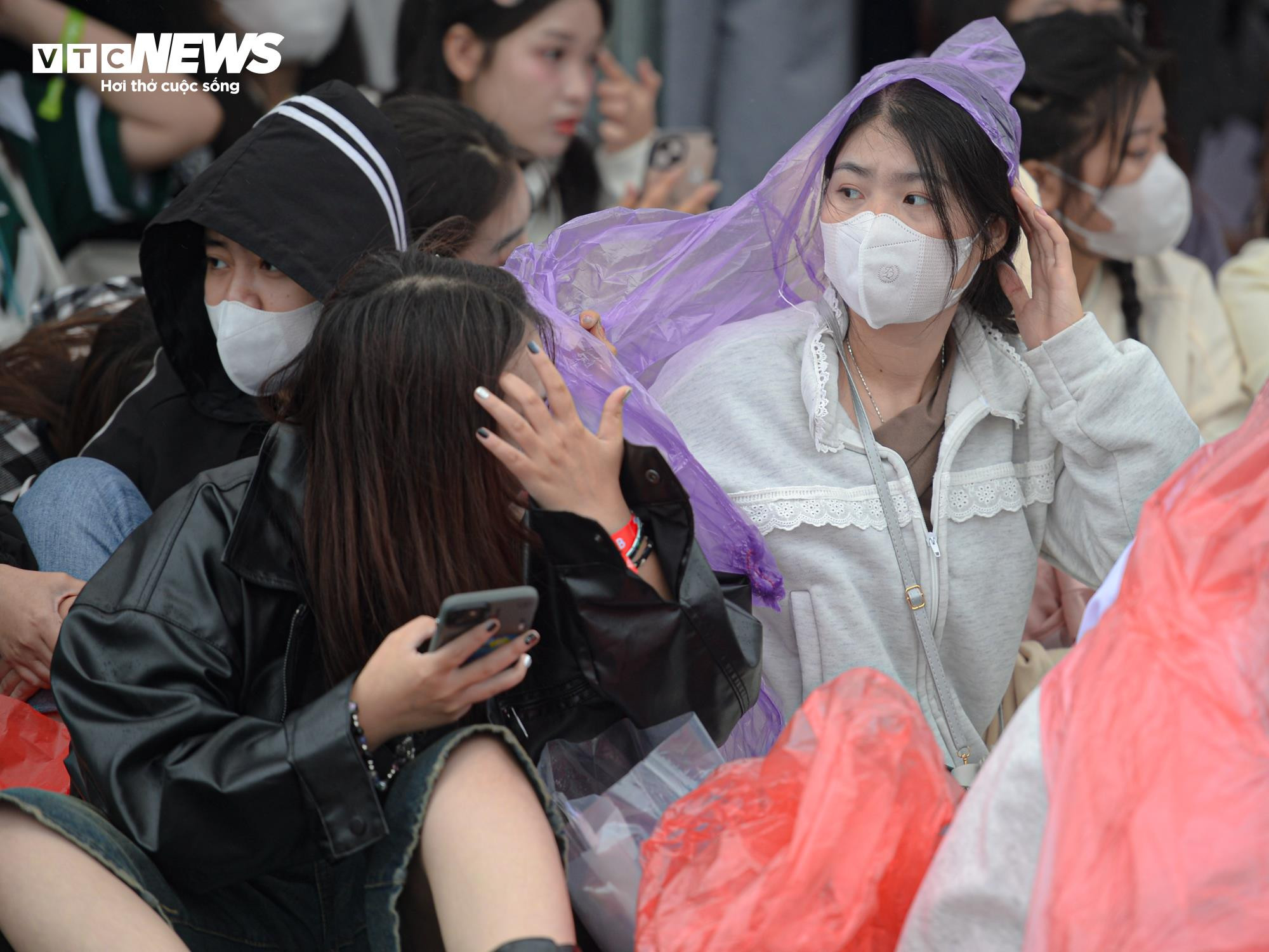 Vượt 70km, đội mưa xếp hàng từ 4h để xem Concert 3 'Anh trai say hi' - 5