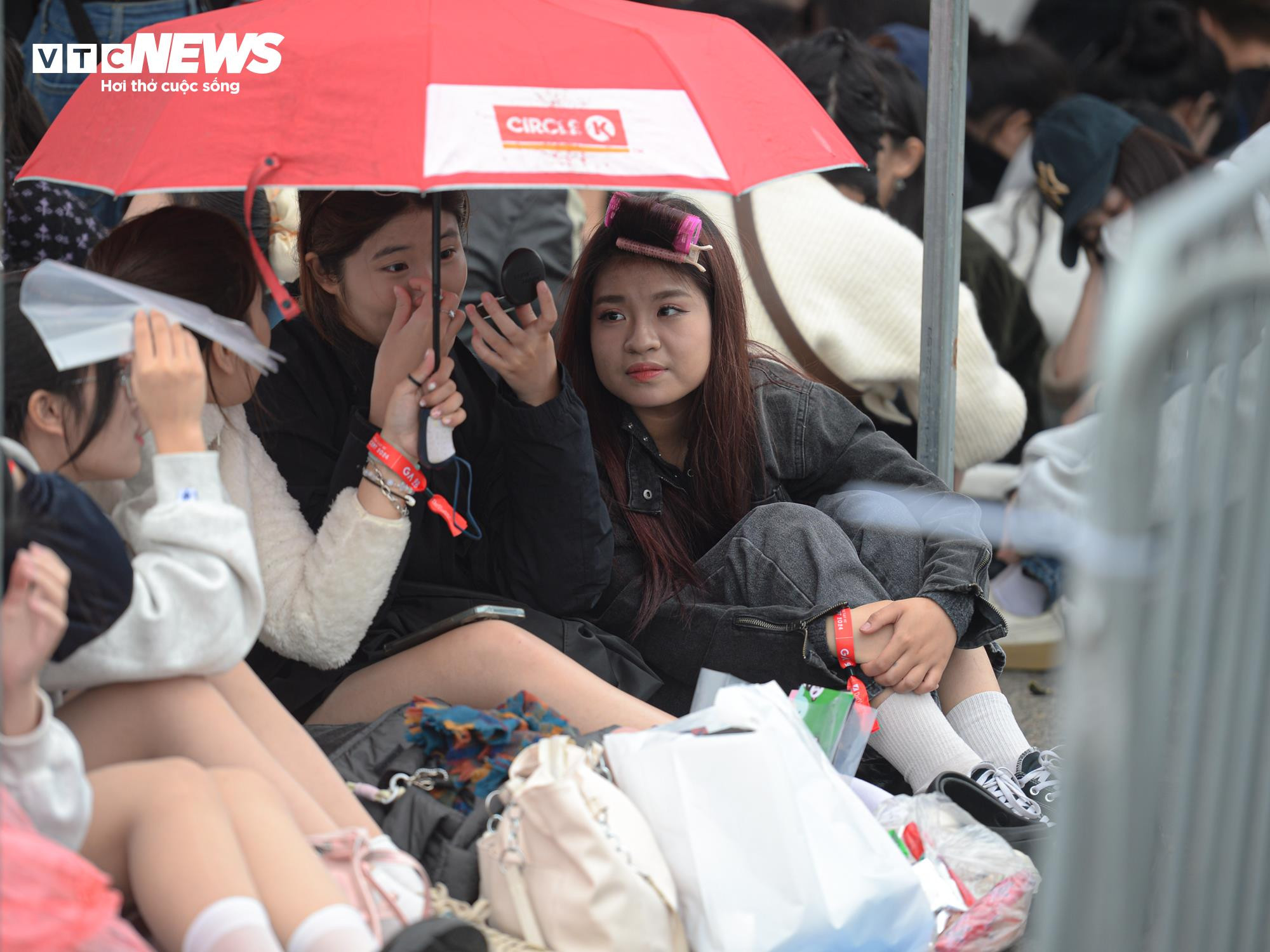 Vượt 70km, đội mưa xếp hàng từ 4h để xem Concert 3 'Anh trai say hi' - 10