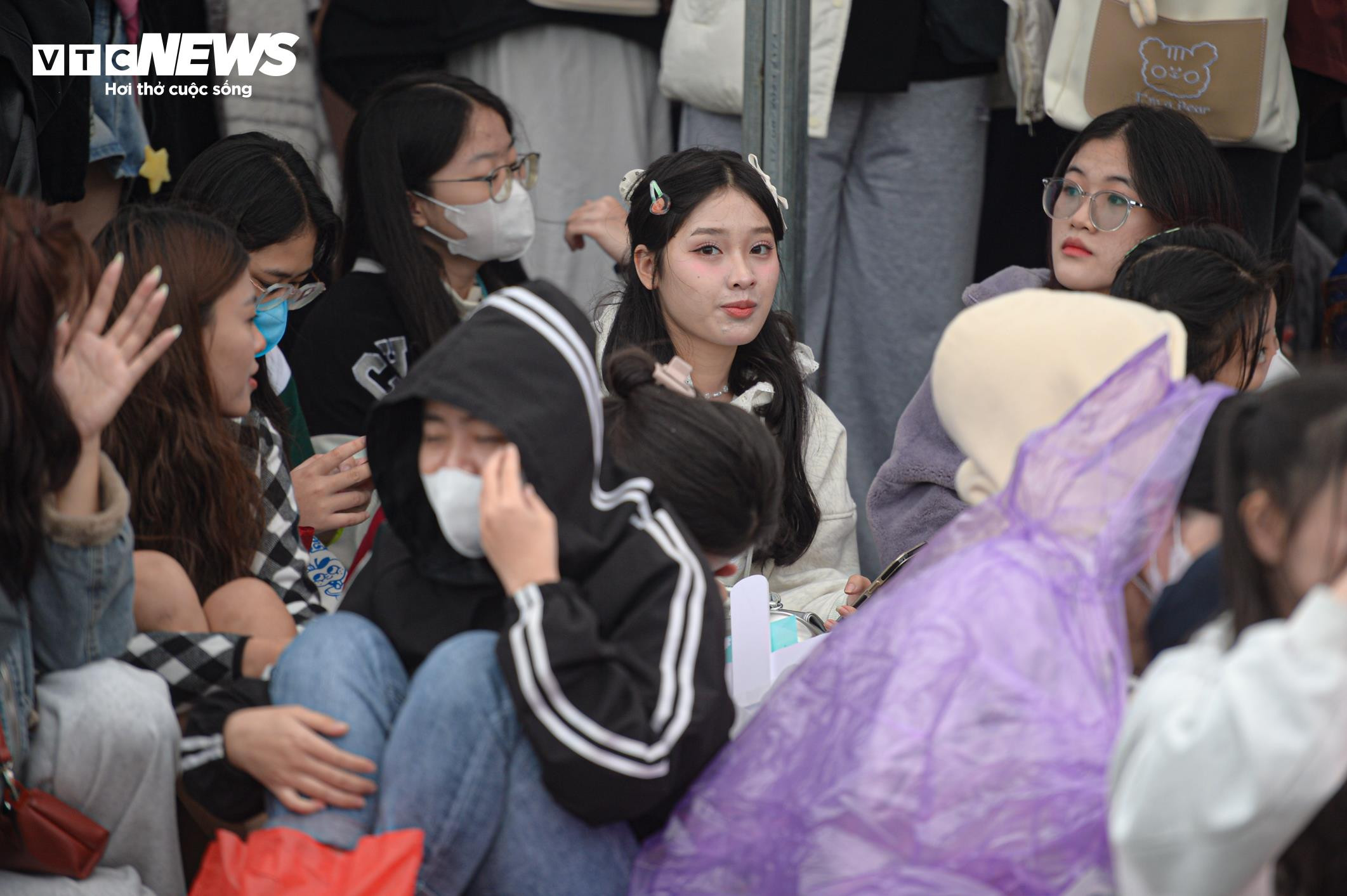 Vượt 70km, đội mưa xếp hàng từ 4h để xem Concert 3 'Anh trai say hi' - 11