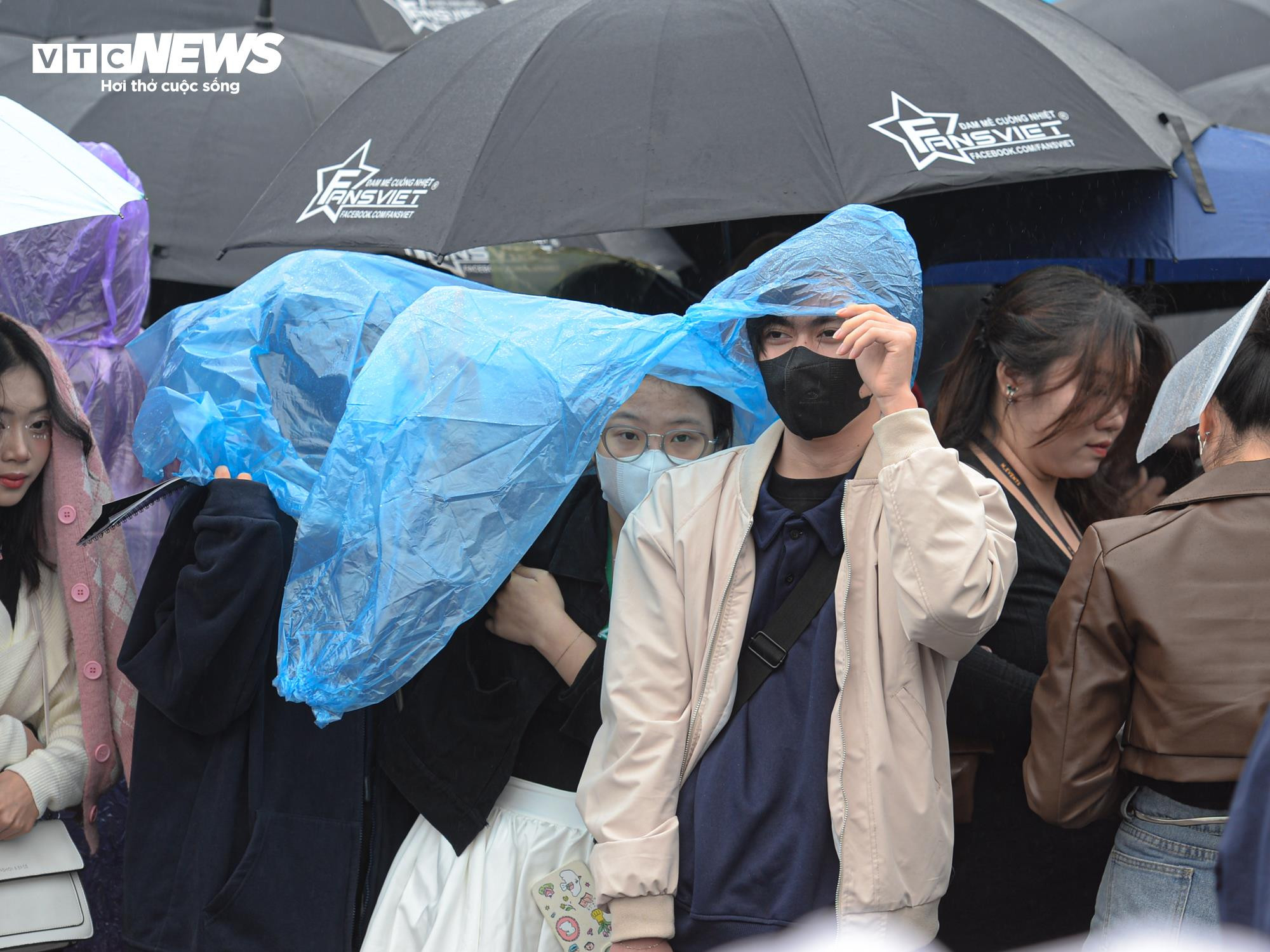 Vượt 70km, đội mưa xếp hàng từ 4h để xem Concert 3 'Anh trai say hi' - 6