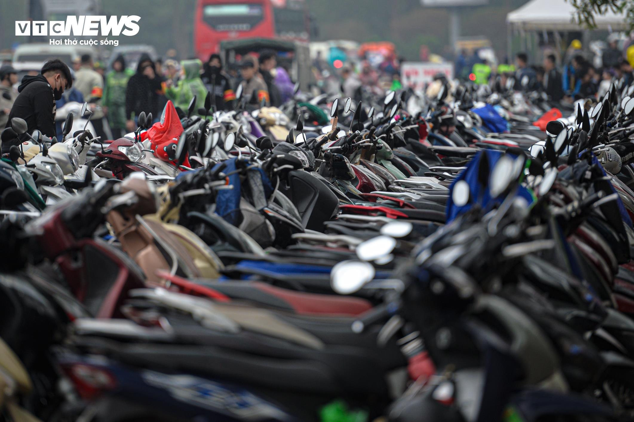 Vượt 70km, đội mưa xếp hàng từ 4h để xem Concert 3 'Anh trai say hi' - 14