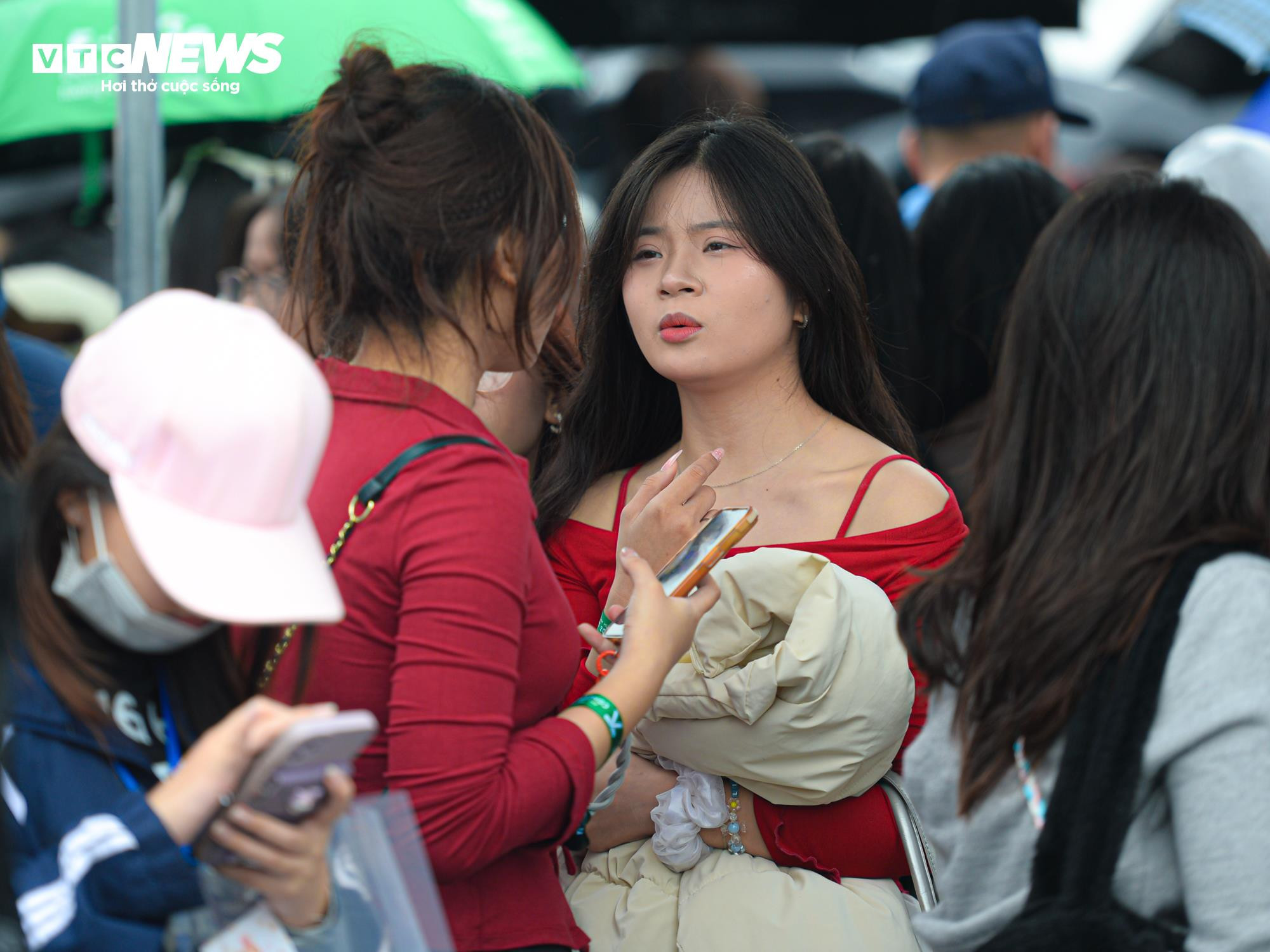 Vượt 70km, đội mưa xếp hàng từ 4h để xem Concert 3 'Anh trai say hi' - 8