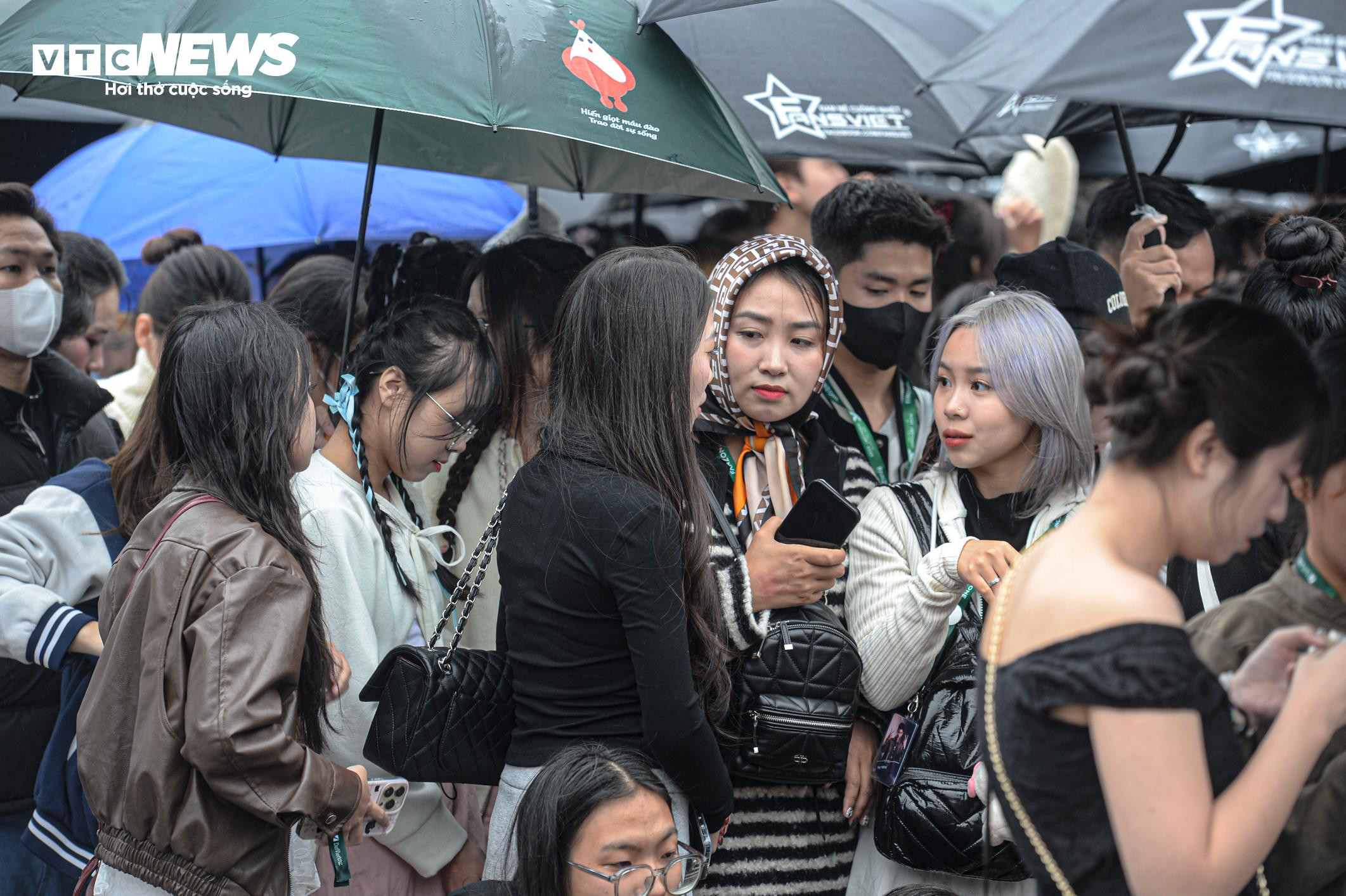 Vượt 70km, đội mưa xếp hàng từ 4h để xem Concert 3 'Anh trai say hi' - 3