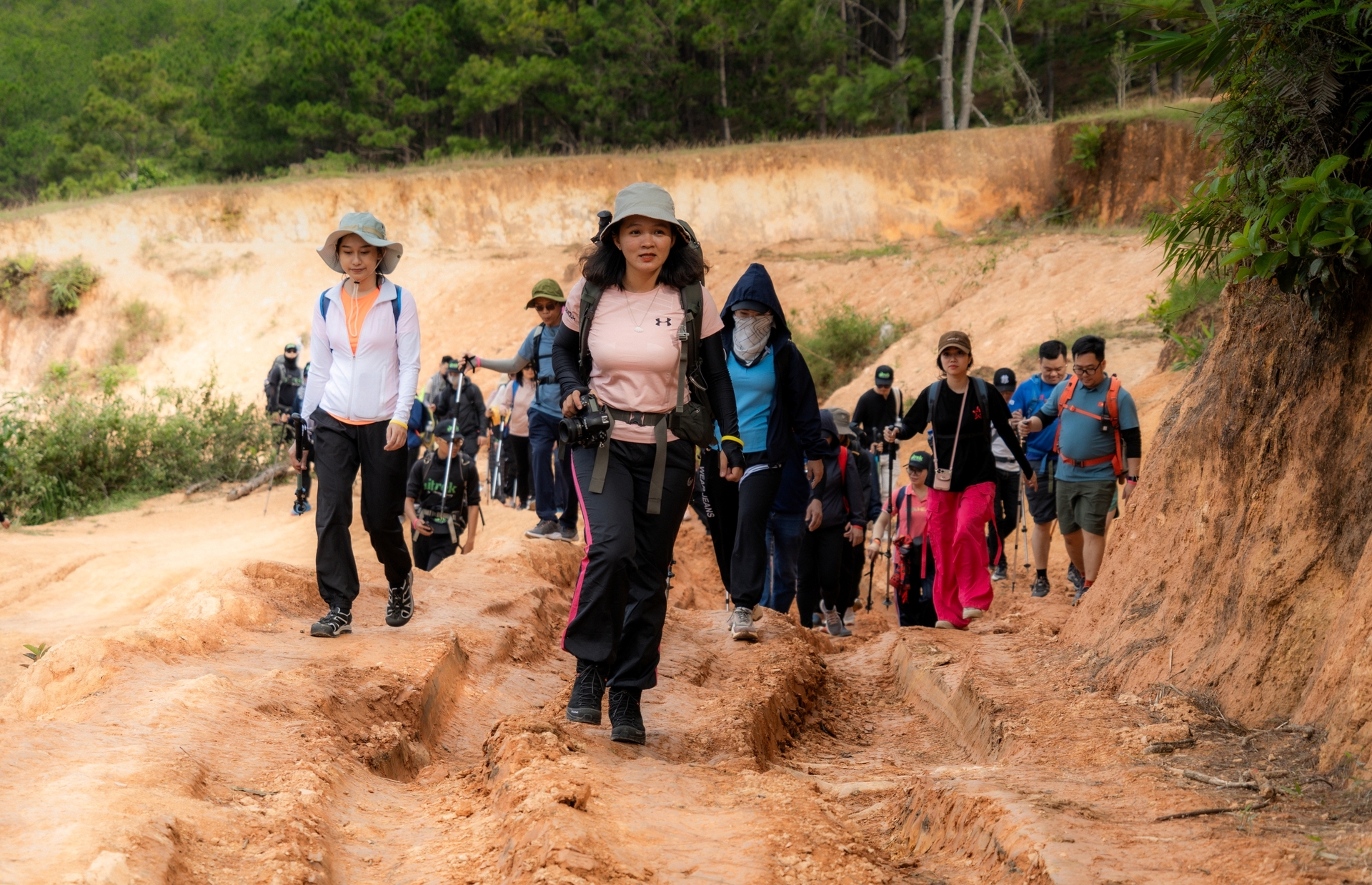 Trải nghiệm cung đường trekking đẹp nhất Việt Nam mùa cỏ cháy - 4