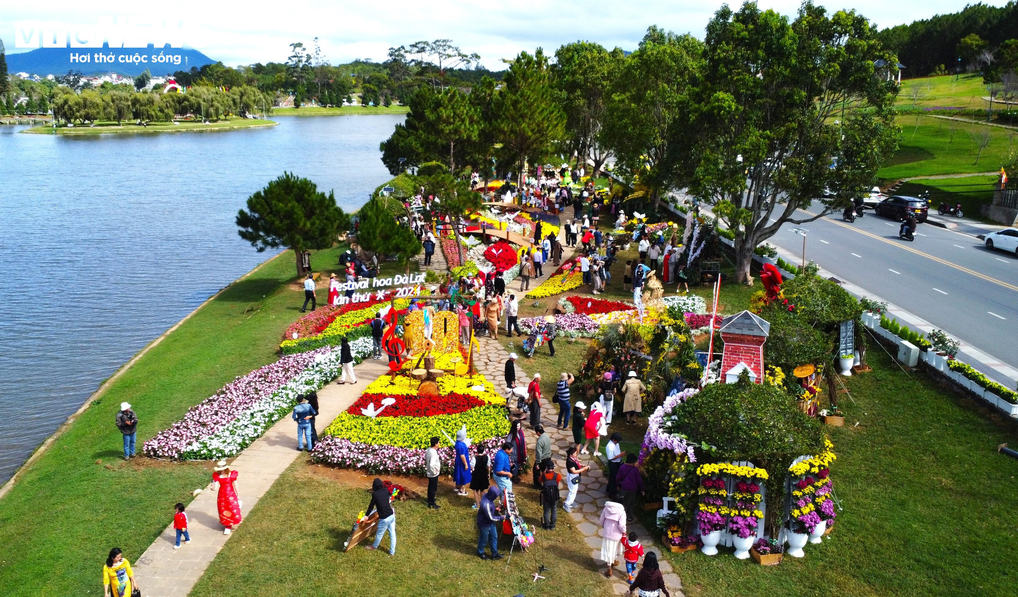 Du khách đổ xô tới Festival hoa Đà Lạt 2024 dịp cuối tuần - 1