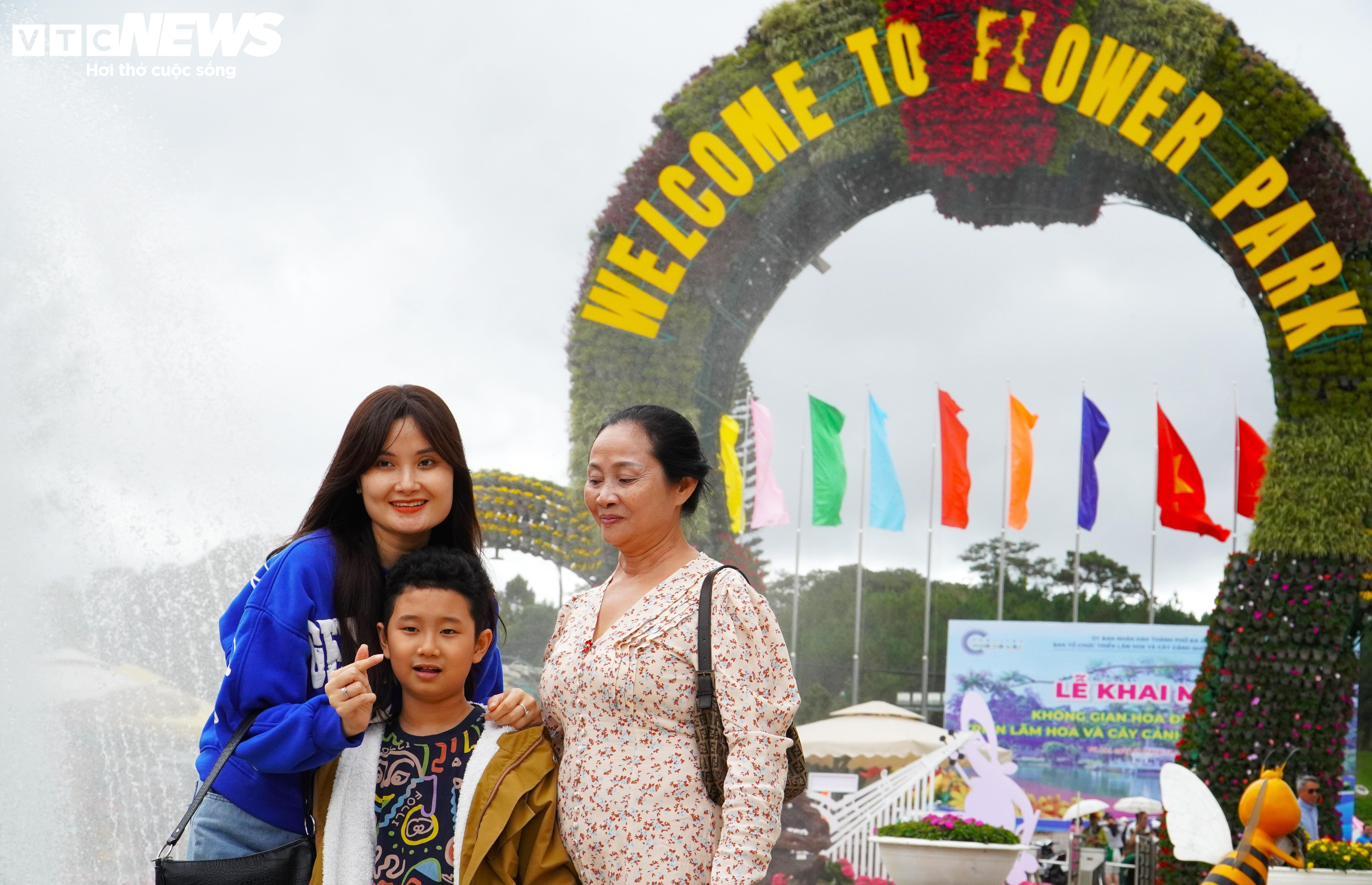 Du khách đổ xô tới Festival hoa Đà Lạt 2024 dịp cuối tuần - 4