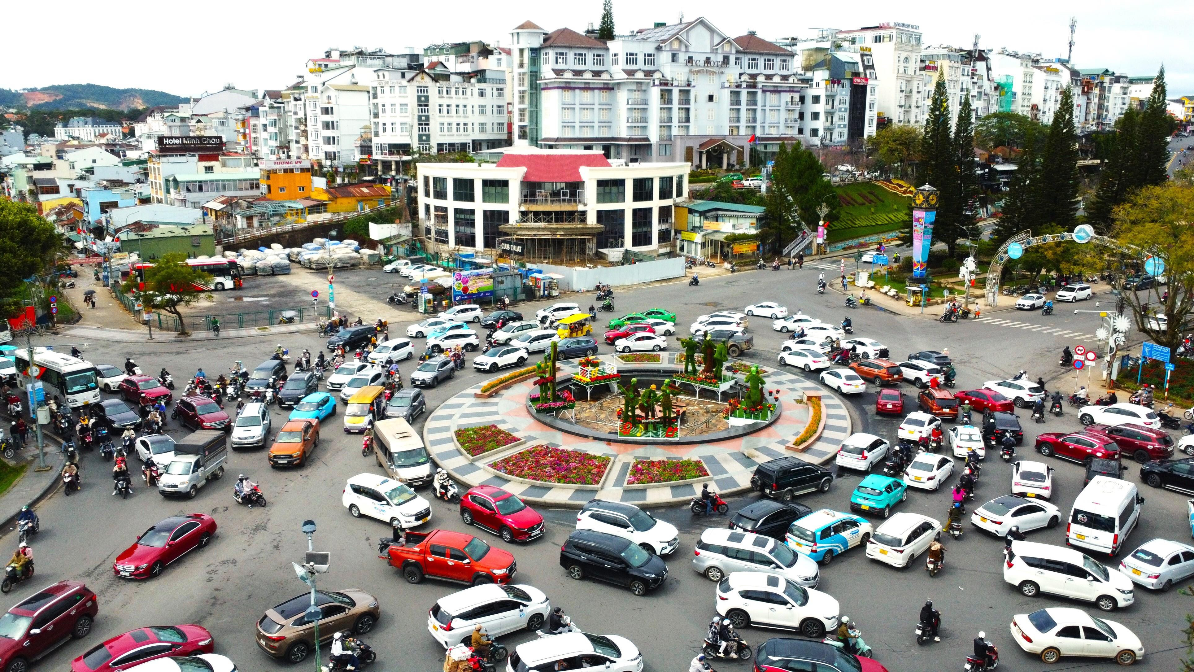 Du khách đổ xô tới Festival hoa Đà Lạt 2024 dịp cuối tuần - 2