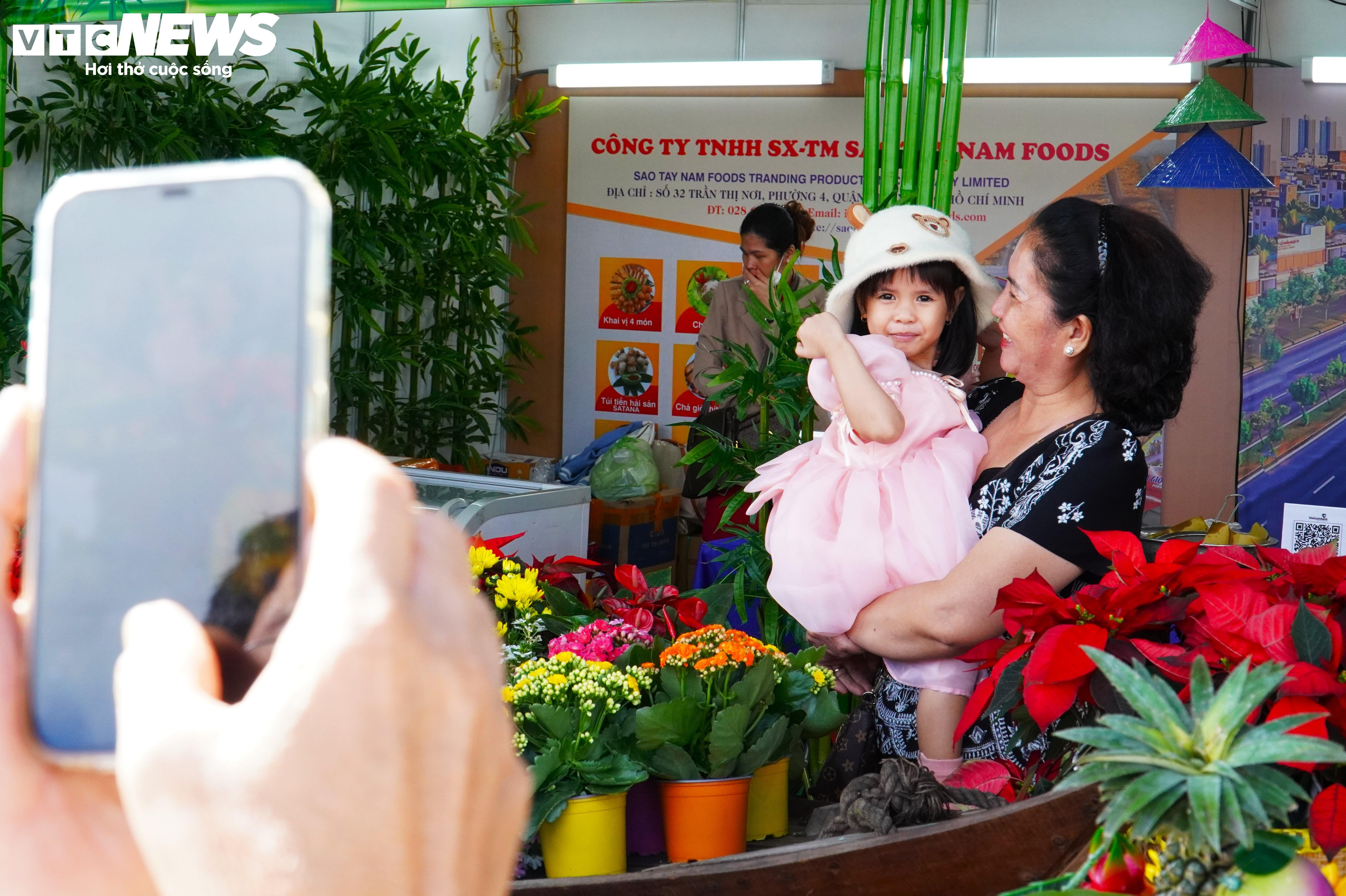 Du khách đổ xô tới Festival hoa Đà Lạt 2024 dịp cuối tuần - 6