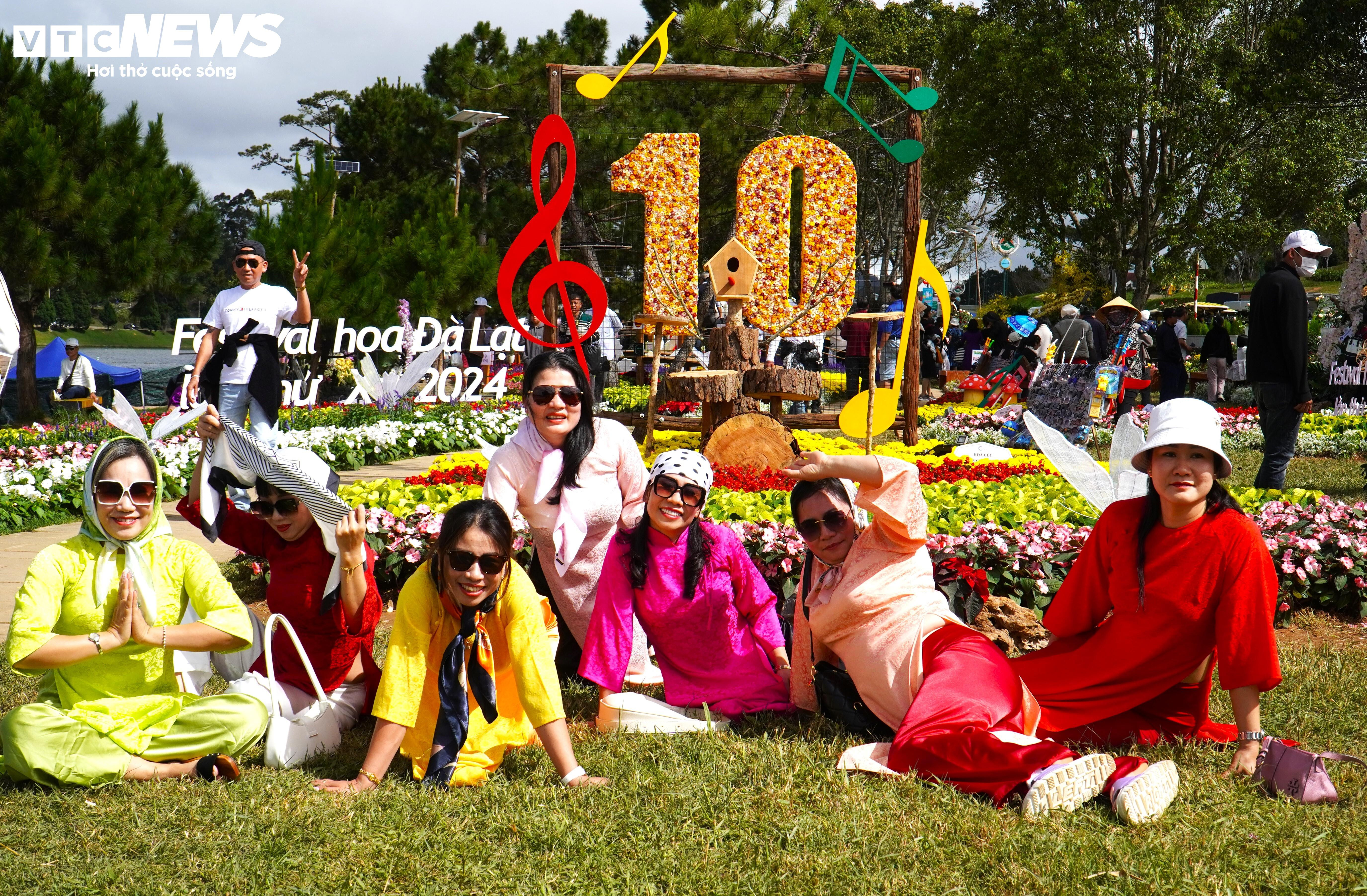 Du khách đổ xô tới Festival hoa Đà Lạt 2024 dịp cuối tuần - 3