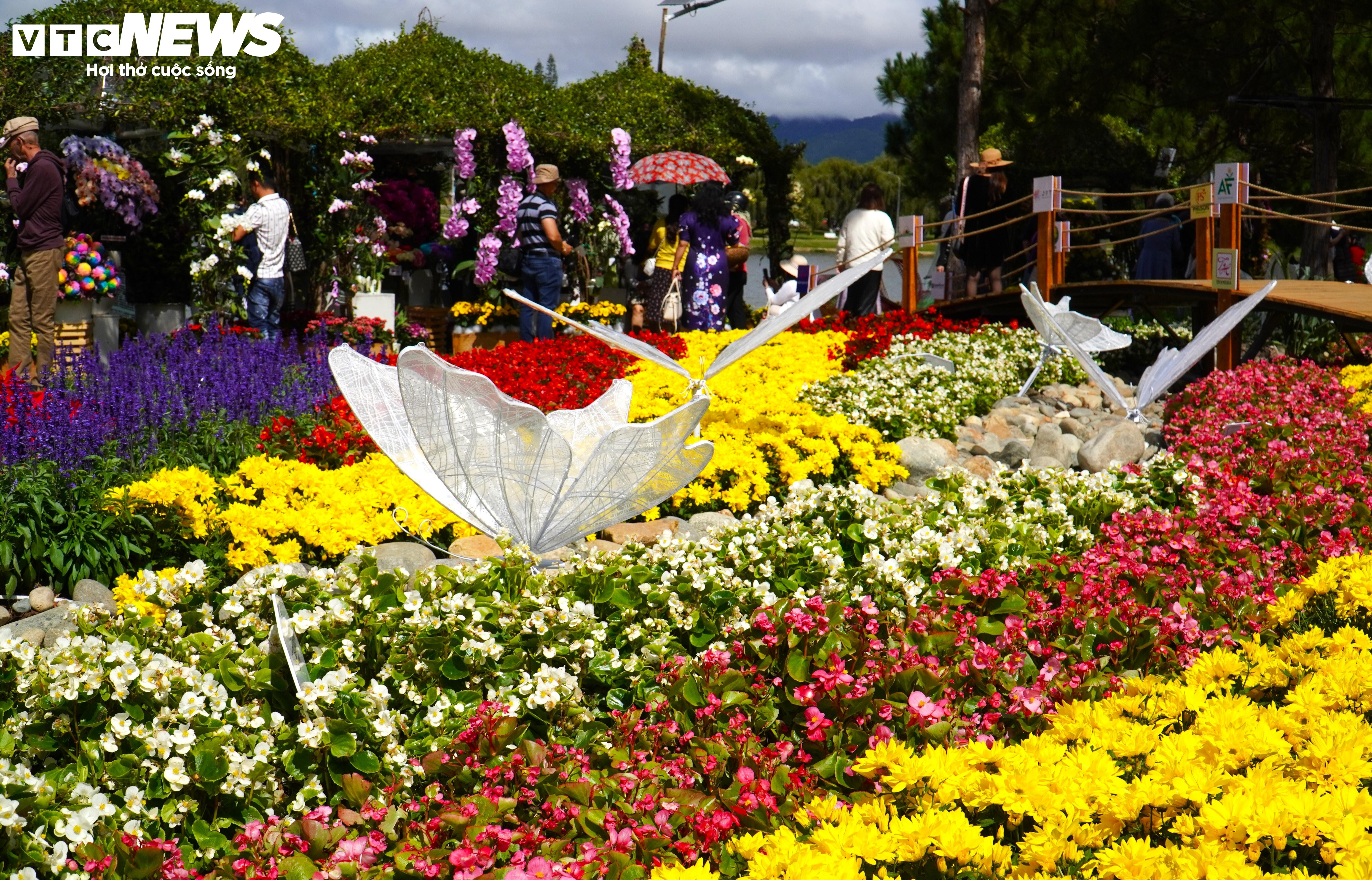 Du khách đổ xô tới Festival hoa Đà Lạt 2024 dịp cuối tuần - 9