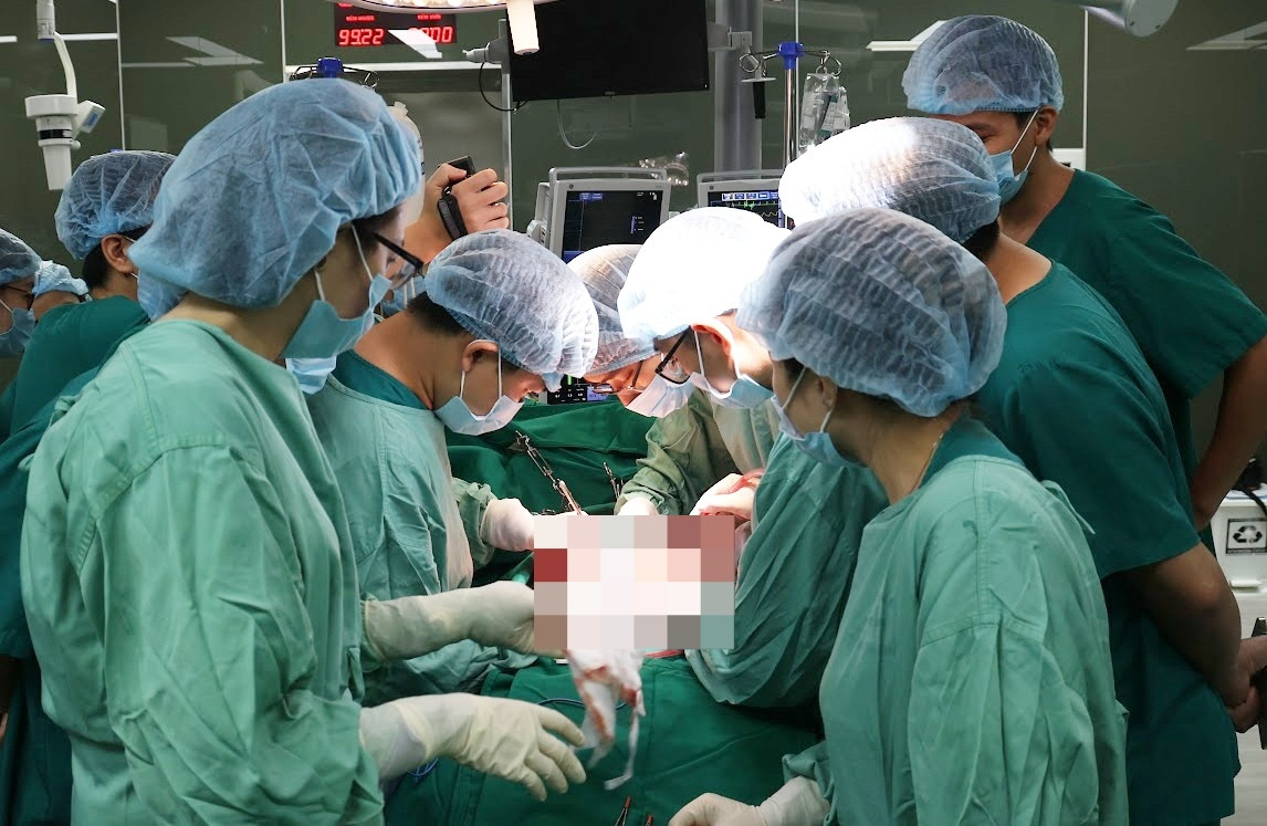 Ca đại phẫu của 60 y bác sĩ để người đàn ông chết não trao đi ‘món quà sự sống’ - 1