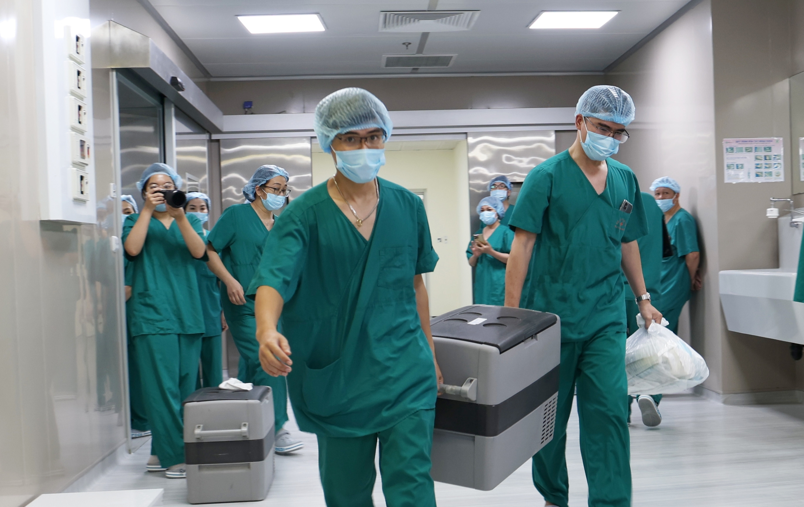 Ca đại phẫu của 60 y bác sĩ để người đàn ông chết não trao đi ‘món quà sự sống’ - 8