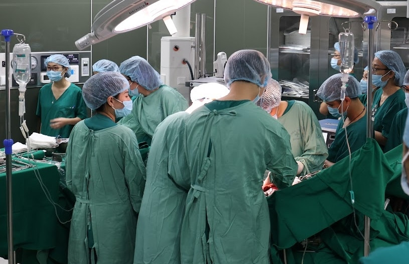 Ca đại phẫu của 60 y bác sĩ để người đàn ông chết não trao đi ‘món quà sự sống’ - 2