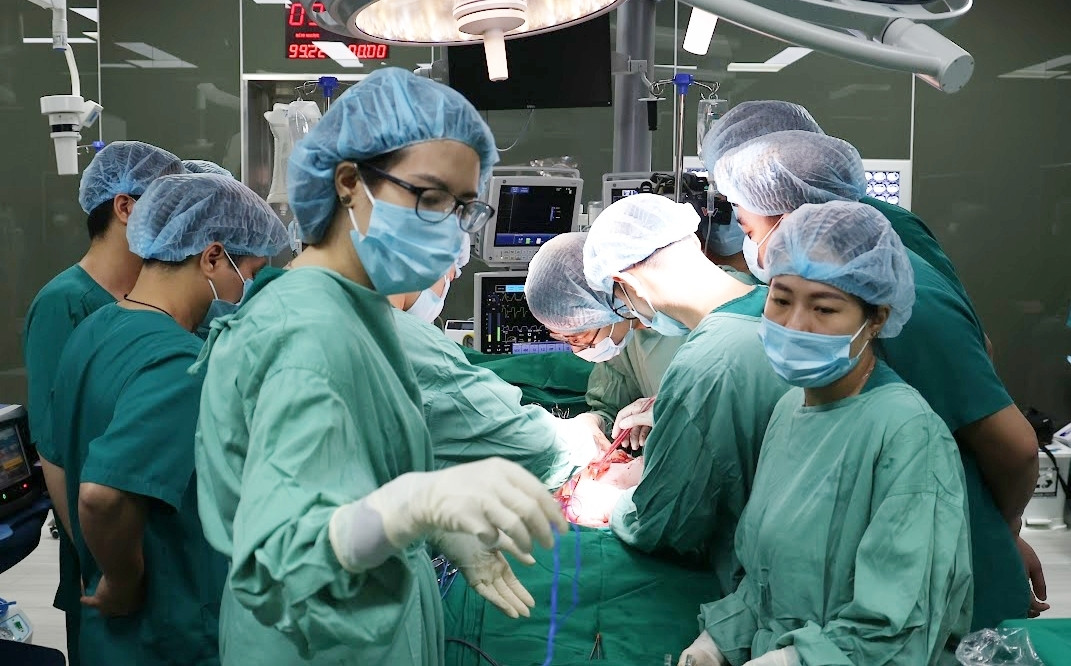 Ca đại phẫu của 60 y bác sĩ để người đàn ông chết não trao đi ‘món quà sự sống’ - 3