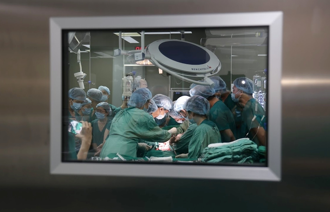 Ca đại phẫu của 60 y bác sĩ để người đàn ông chết não trao đi ‘món quà sự sống’ - 4