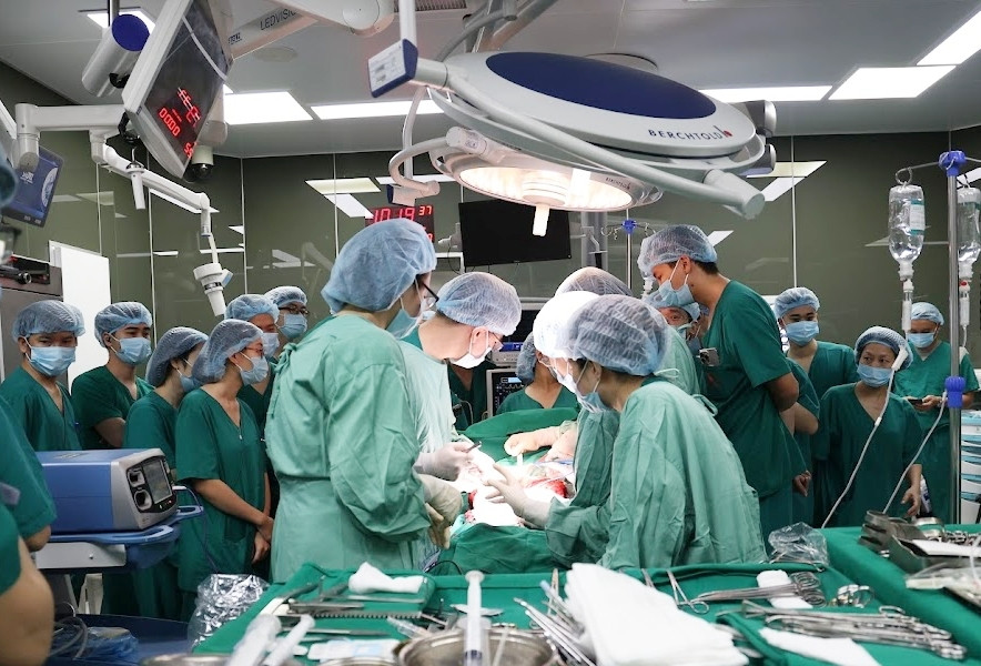 Ca đại phẫu của 60 y bác sĩ để người đàn ông chết não trao đi ‘món quà sự sống’ - 5