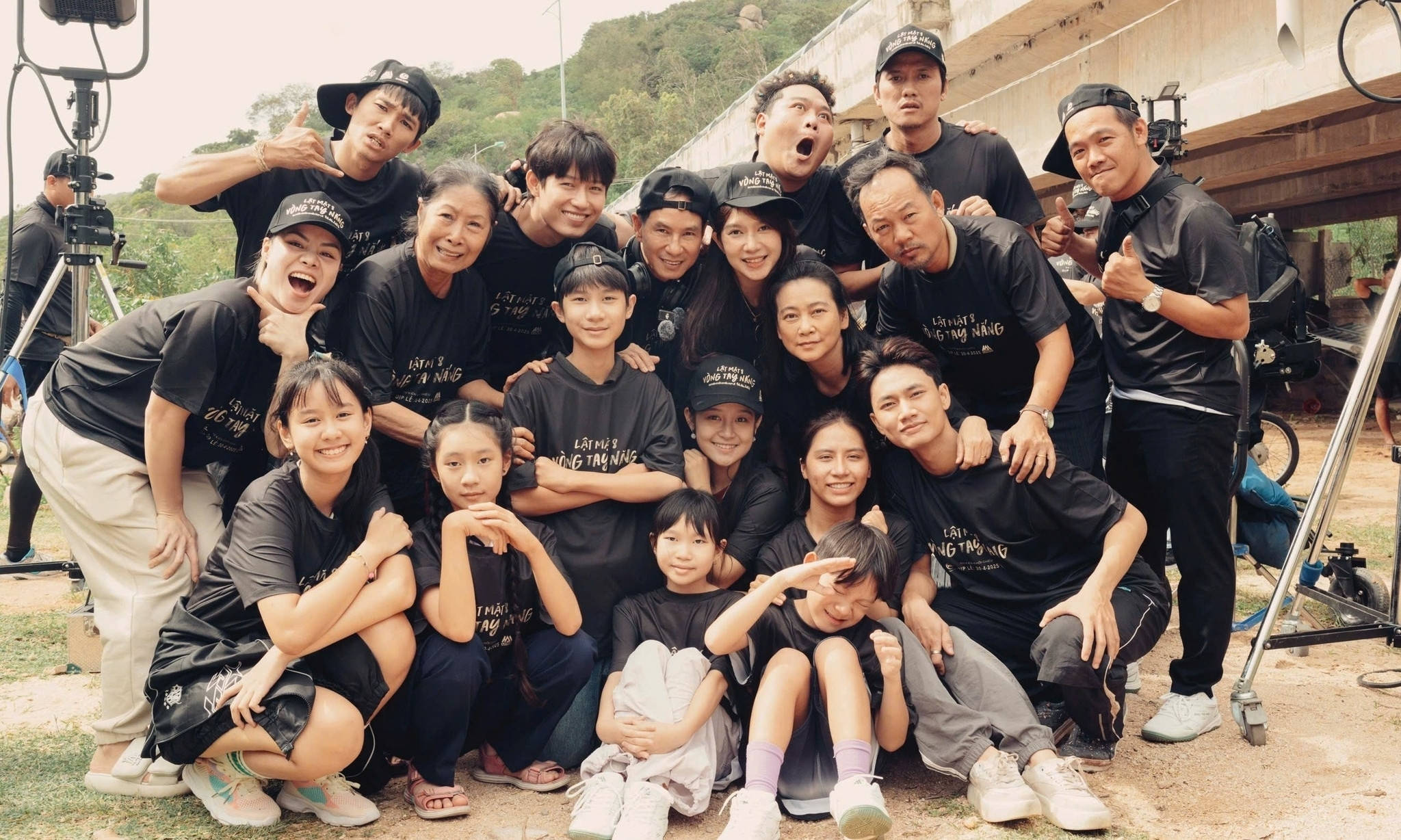 Sao Việt 10/12: Tăng Thanh Hà tình tứ bên chồng, Việt Hương làm đám giỗ Chí Tài - 10