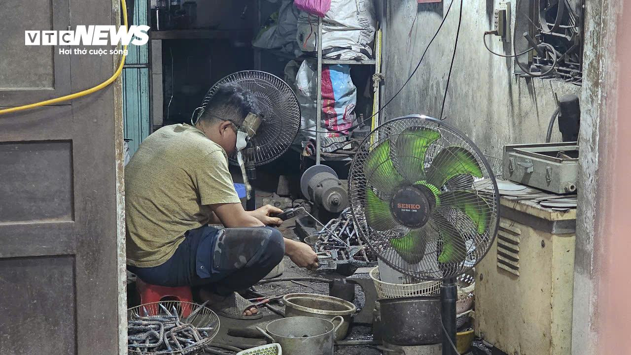 'Giữ lửa' cho xóm lò rèn trăm tuổi trong khu phố cổ nổi tiếng xứ Huế - 1