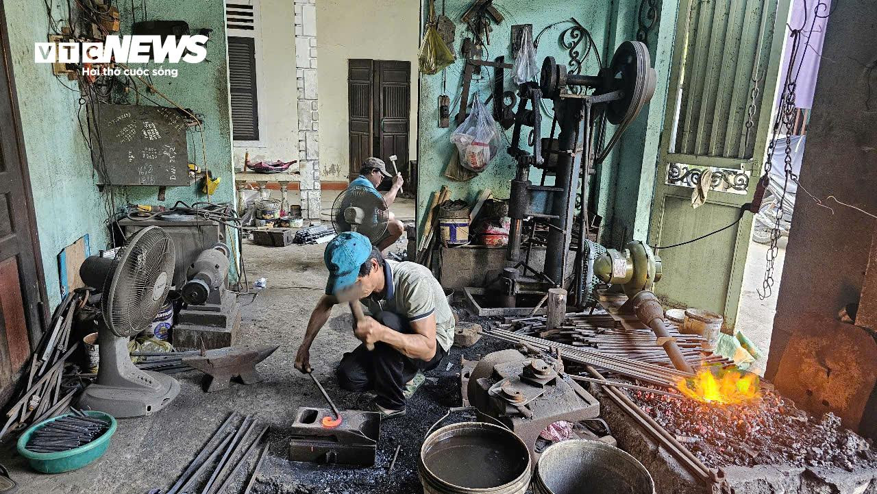 'Giữ lửa' cho xóm lò rèn trăm tuổi trong khu phố cổ nổi tiếng xứ Huế - 2