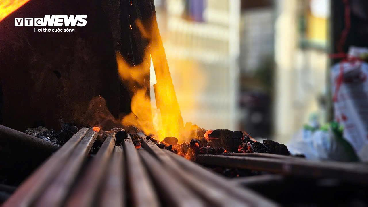 'Giữ lửa' cho xóm lò rèn trăm tuổi trong khu phố cổ nổi tiếng xứ Huế - 3
