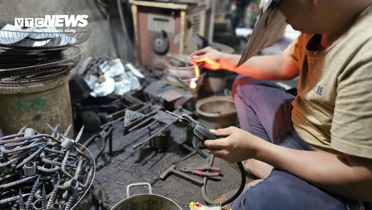 'Giữ lửa' cho xóm lò rèn trăm tuổi trong khu phố cổ nổi tiếng xứ Huế - 4