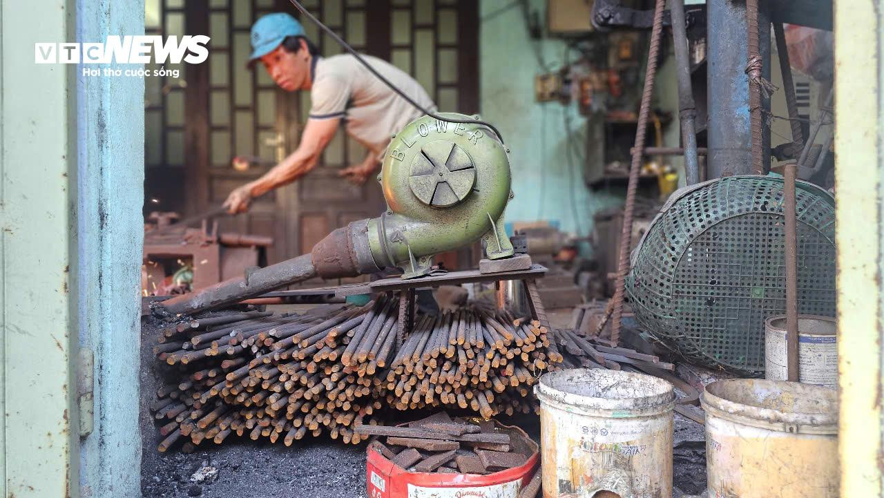 'Giữ lửa' cho xóm lò rèn trăm tuổi trong khu phố cổ nổi tiếng xứ Huế - 5