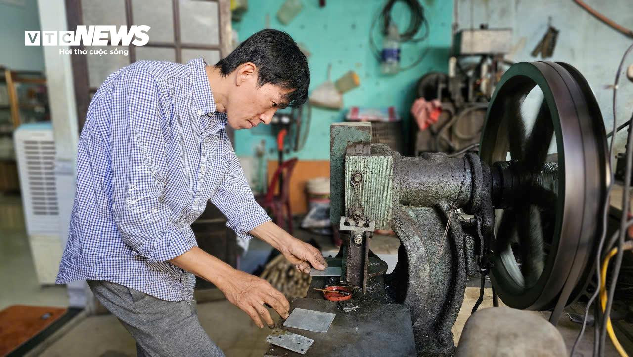 'Giữ lửa' cho xóm lò rèn trăm tuổi trong khu phố cổ nổi tiếng xứ Huế - 6