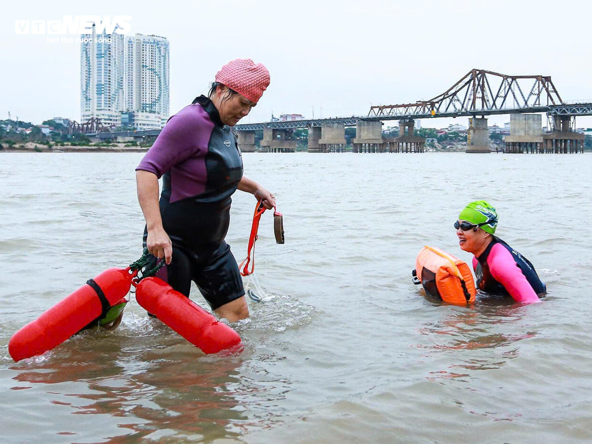 Những 'kình ngư' bơi lội dưới sông Hồng trong ngày Hà Nội rét nhất từ đầu đông - 15
