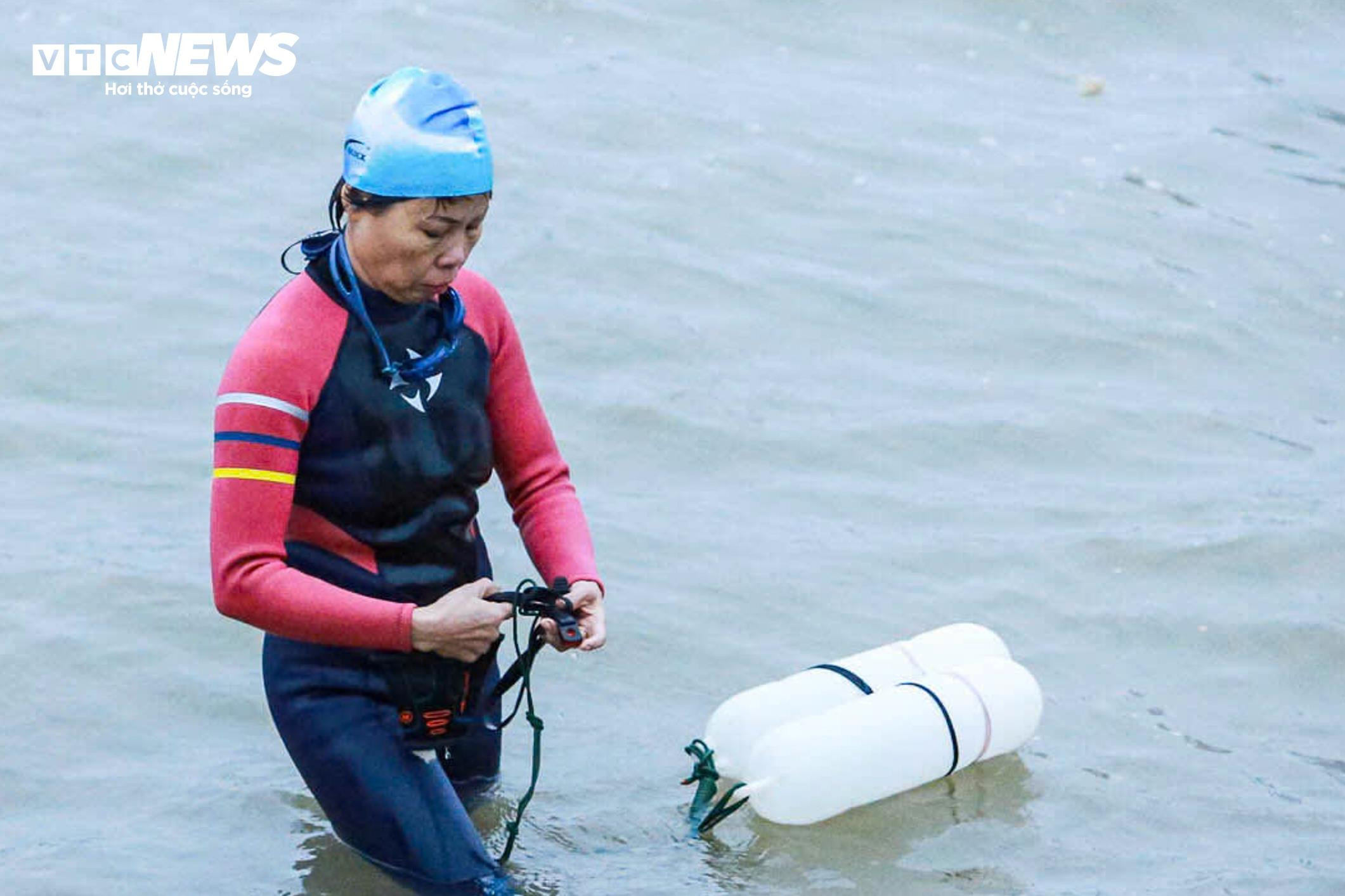 Những 'kình ngư' bơi lội dưới sông Hồng trong ngày Hà Nội rét nhất từ đầu đông - 10
