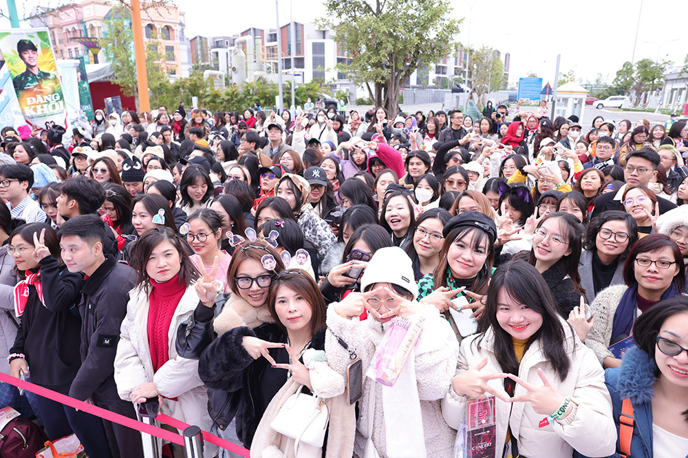 Fan vây kín dàn anh tài trước đêm diễn 'Anh trai vượt ngàn chông gai' - 12