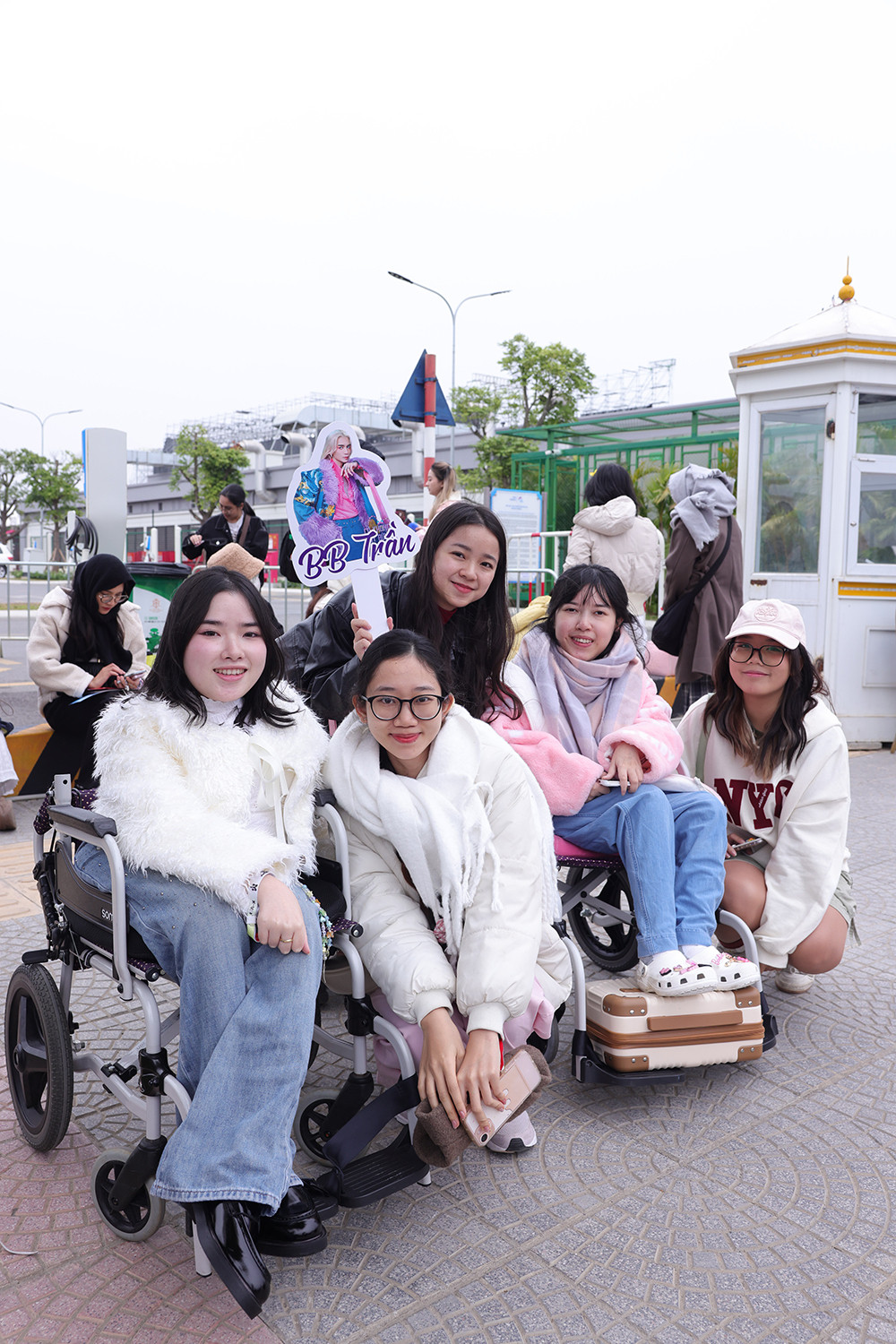 Fan vây kín dàn anh tài trước đêm diễn 'Anh trai vượt ngàn chông gai' - 9