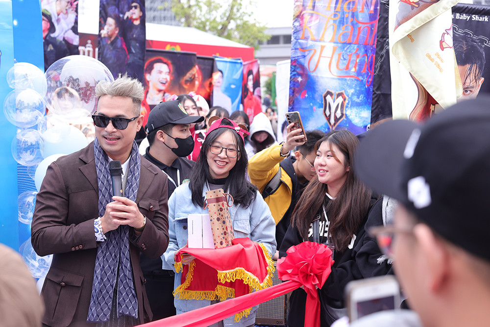 Fan vây kín dàn anh tài trước đêm diễn 'Anh trai vượt ngàn chông gai' - 8