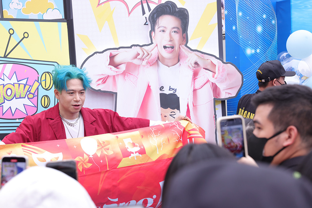 Fan vây kín dàn anh tài trước đêm diễn 'Anh trai vượt ngàn chông gai' - 7