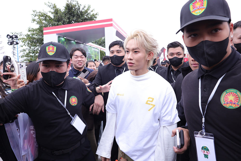 Fan vây kín dàn anh tài trước đêm diễn 'Anh trai vượt ngàn chông gai' - 4