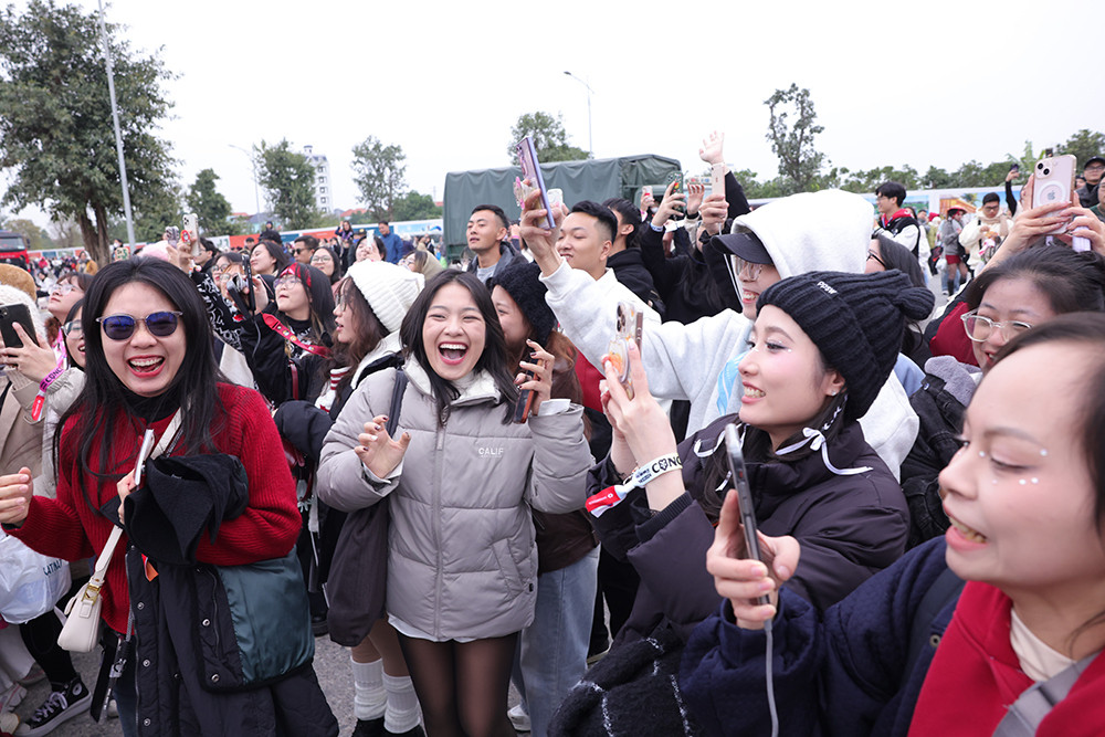 Fan vây kín dàn anh tài trước đêm diễn 'Anh trai vượt ngàn chông gai' - 11