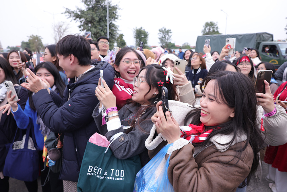 Fan vây kín dàn anh tài trước đêm diễn 'Anh trai vượt ngàn chông gai' - 10