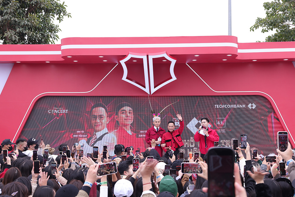 Fan vây kín dàn anh tài trước đêm diễn 'Anh trai vượt ngàn chông gai' - 5