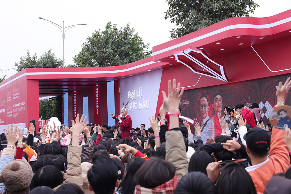 Fan vây kín dàn anh tài trước đêm diễn 'Anh trai vượt ngàn chông gai' - 6