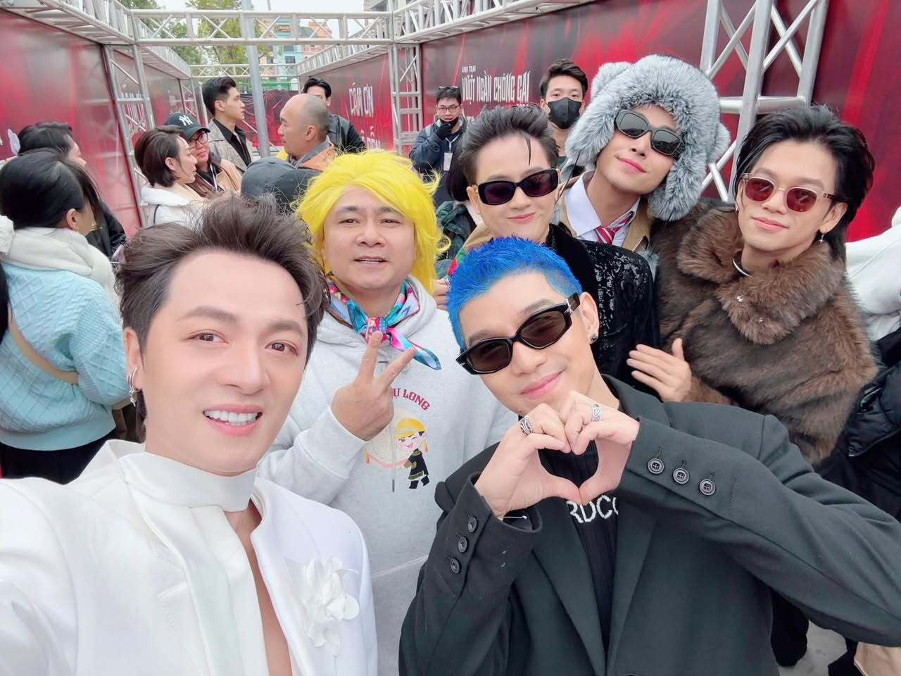 Fan vây kín dàn anh tài trước đêm diễn 'Anh trai vượt ngàn chông gai' - 1