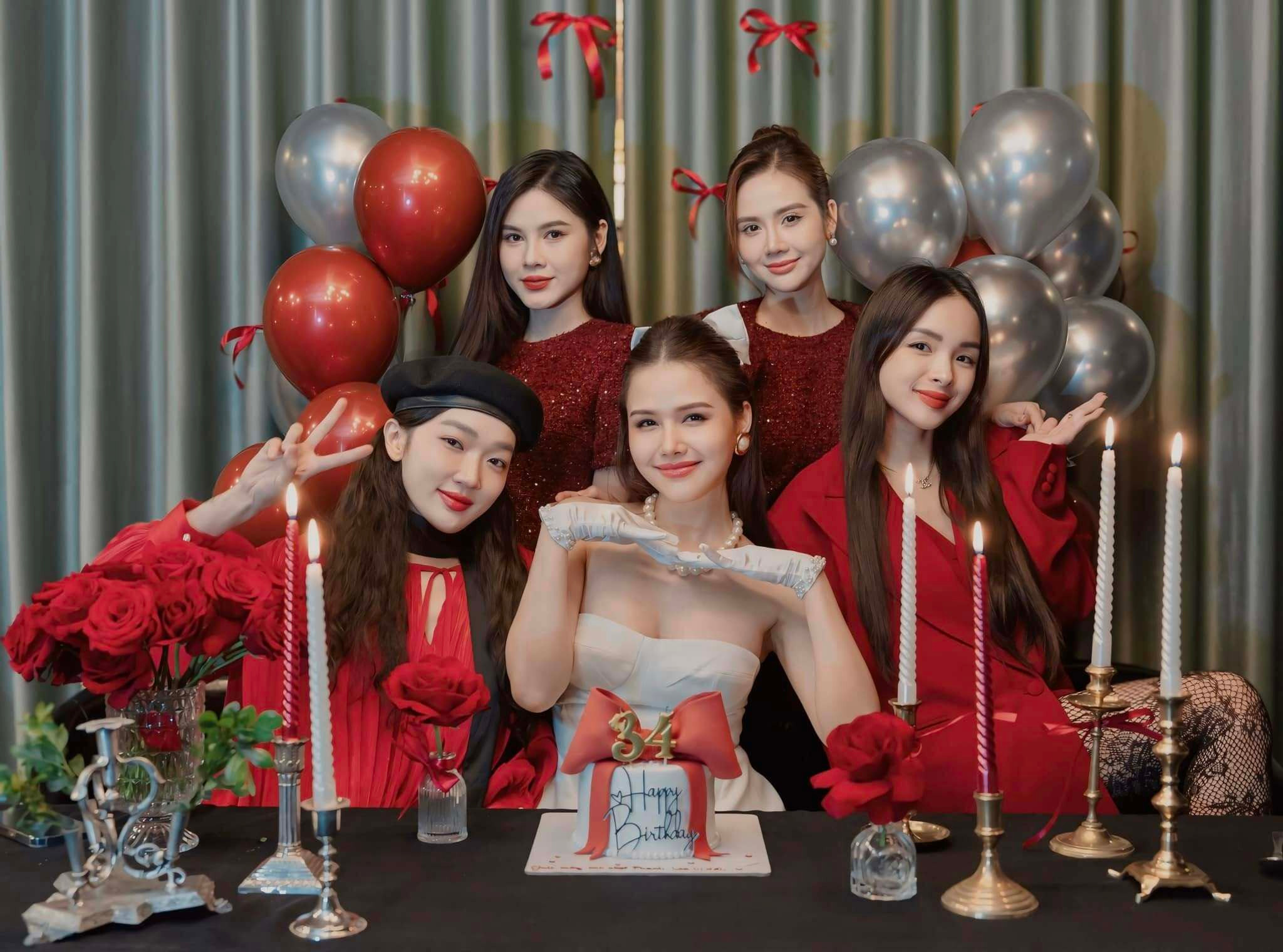 Sao Việt 16/12: Thanh Lam khoe ảnh thời trẻ, Thanh Hà tình tứ bên bạn đời - 13